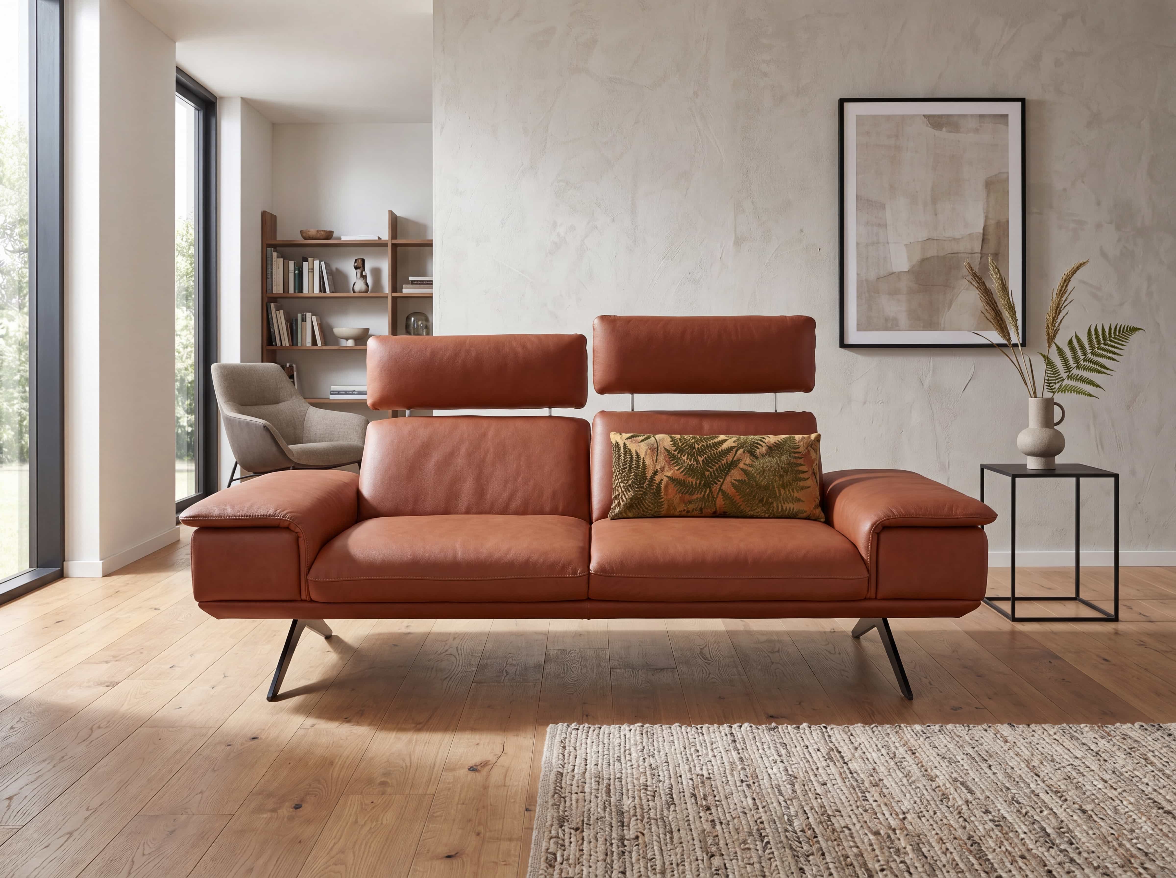 2-Sitzer Ledersofa Kabs in Cognac mit verstellbaren Kopfstützen, breiten Armlehnen und Metallfüßen
