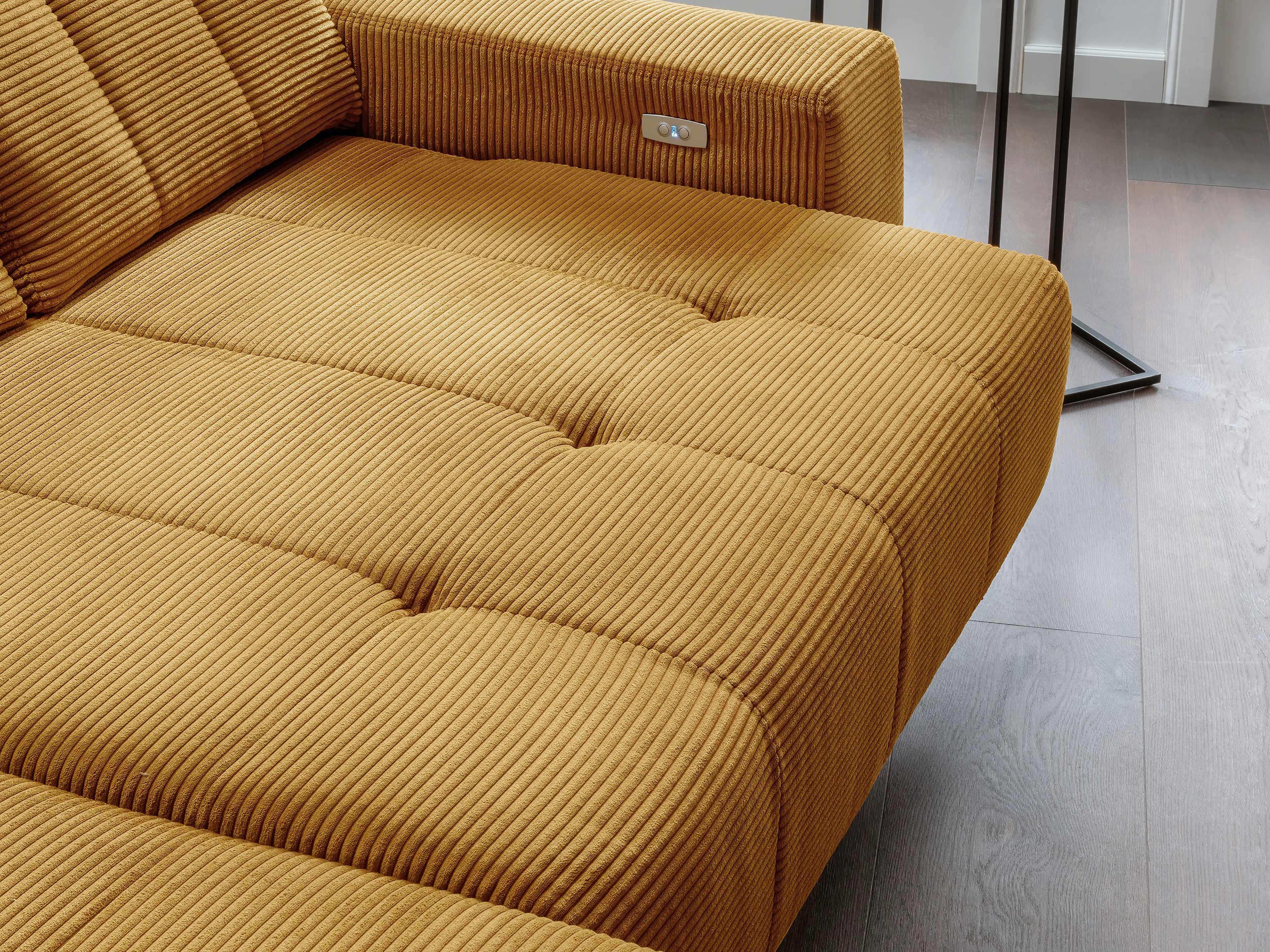 Ecksofa Cordula mit breiten Armlehnen, senfgelbem Cordbezug und sichtbarer Steppung