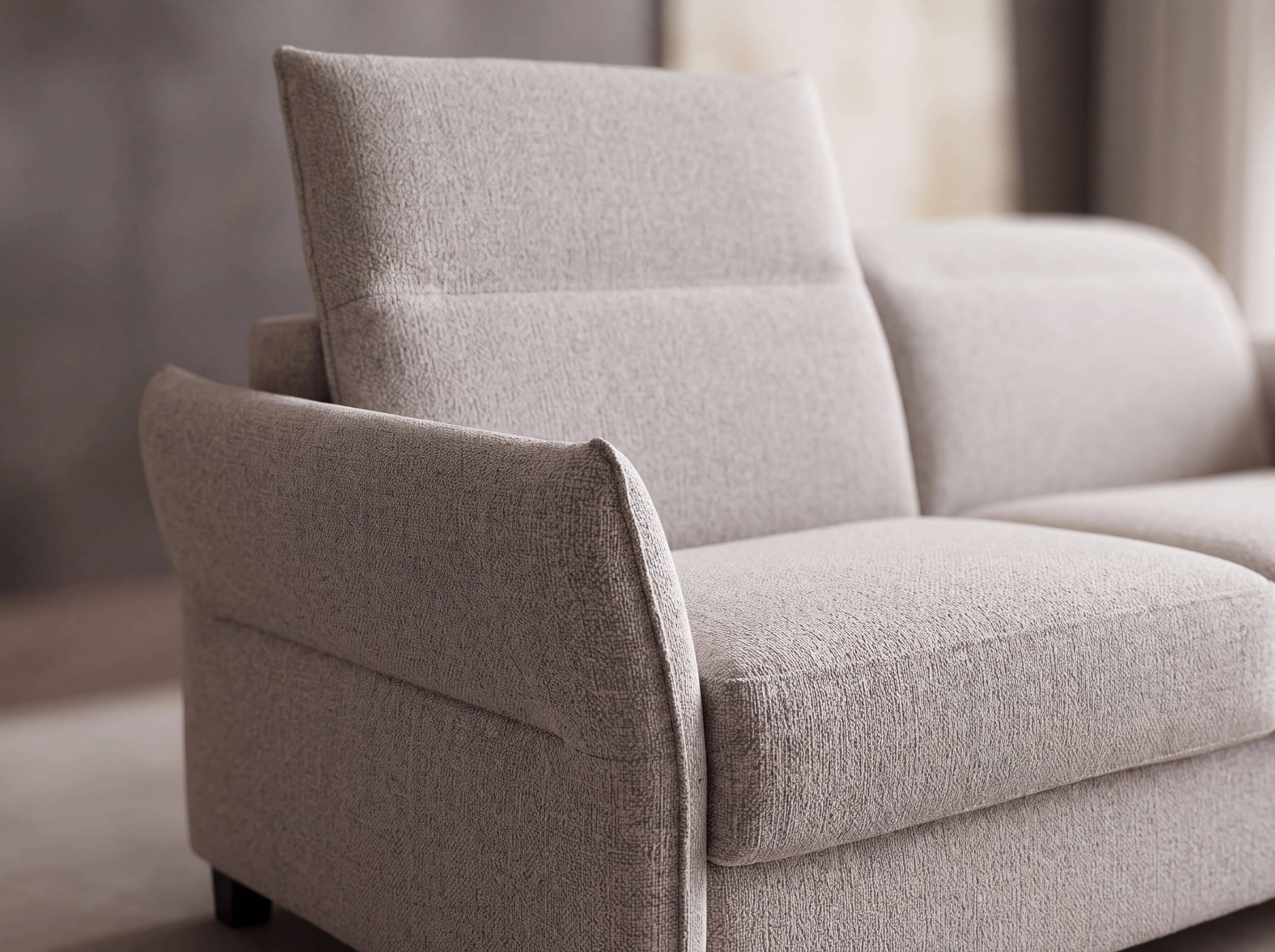 Ecksofa mit Armlehne links, hellbeiger Stoffbezug, gepolsterte Rückenlehne, moderne Form