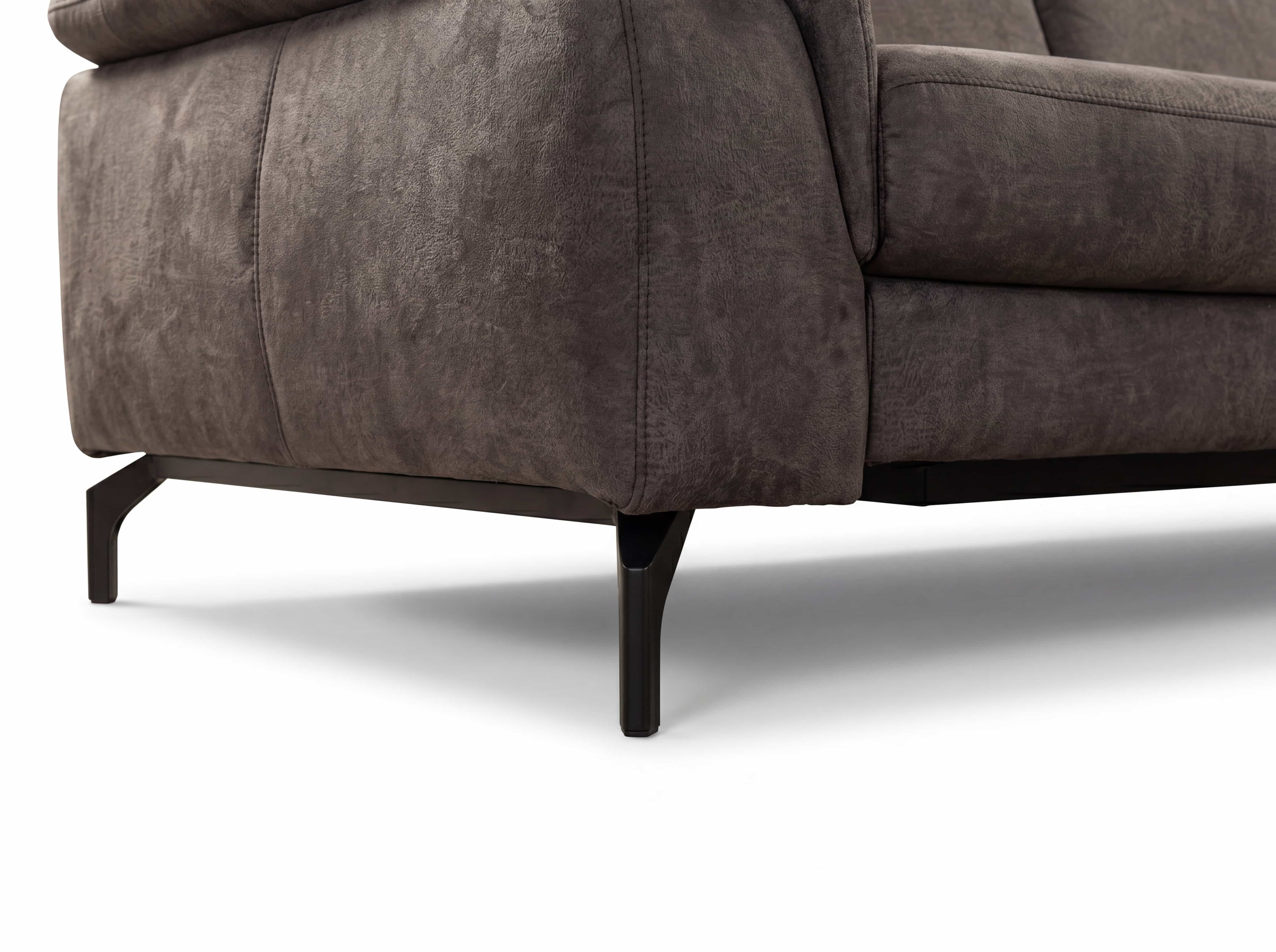 Ecksofa Kabs Polsterwelt mit braunem Stoffbezug, gepolsterter Armlehne und schwarzen Metallfüßen