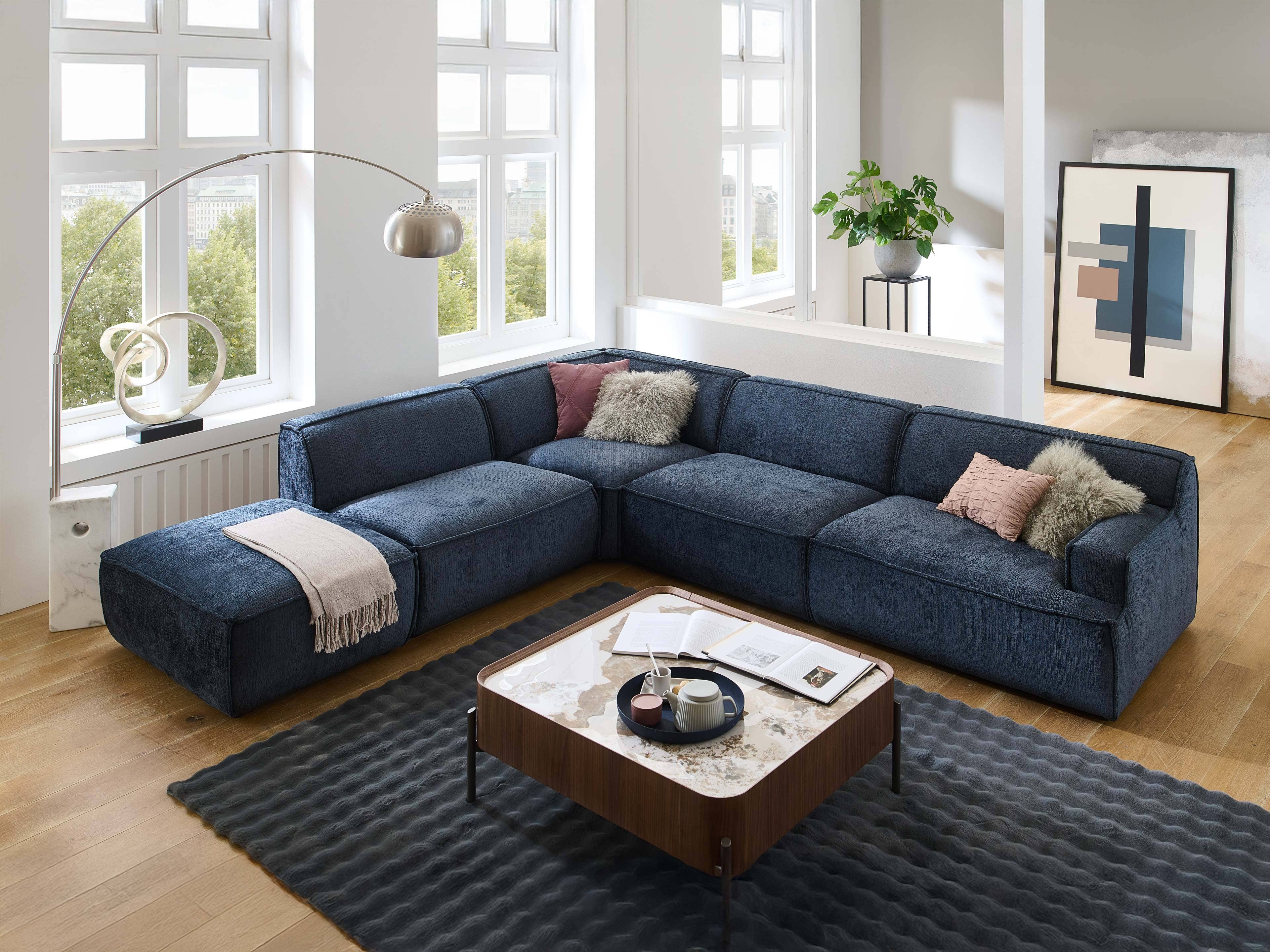 Ecksofa Yaris mit dunkelblauem Stoffbezug, gepolsterter Rückenlehne und kubischer Form