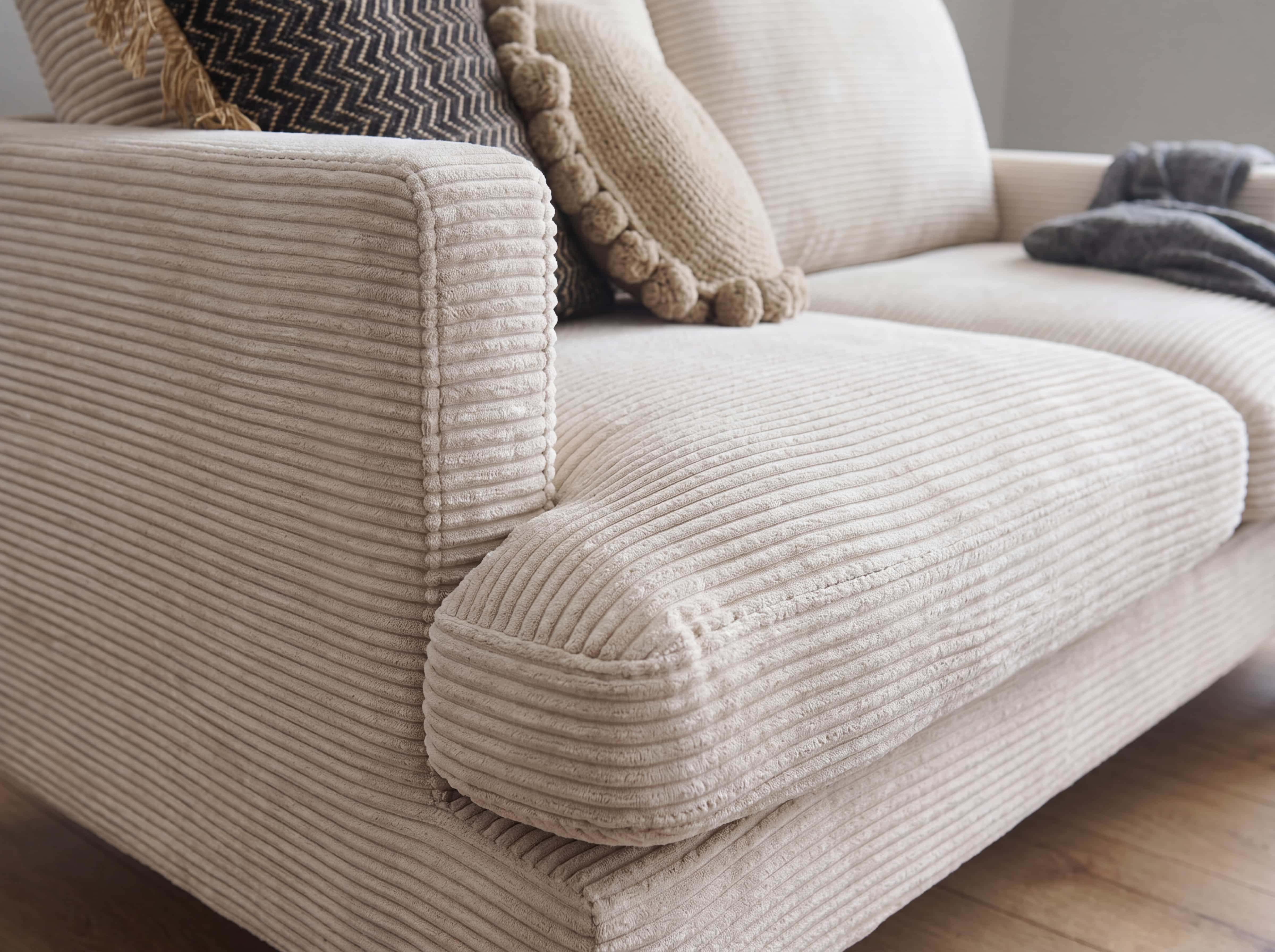 Zweisitzer Sofa Cord beige mit Armlehnen, breiten Sitzpolstern und strukturiertem Stoffbezug