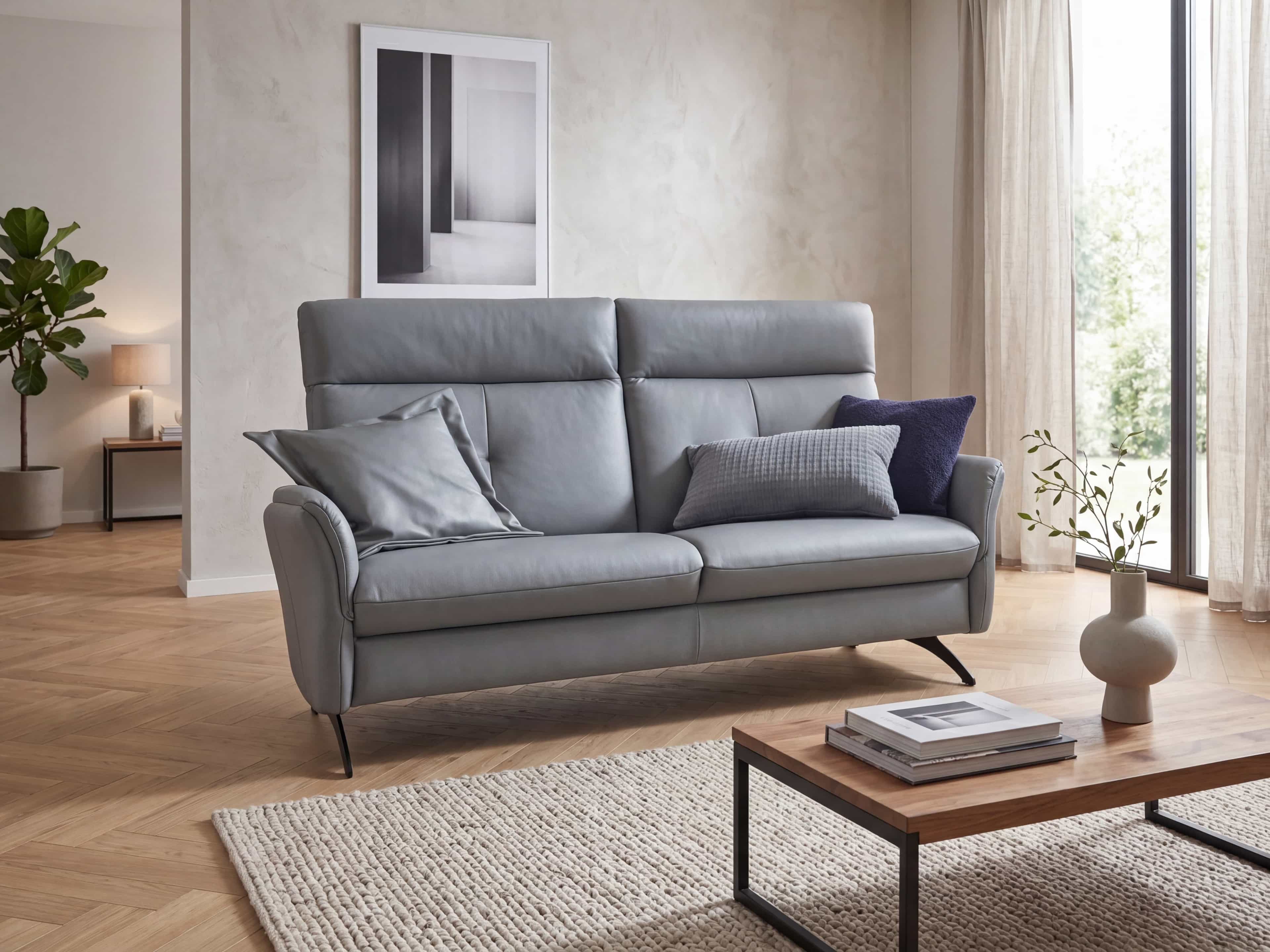 3-Sitzer Sofa Modellname mit grauem Lederbezug, hoher Rückenlehne und schmalen Armlehnen