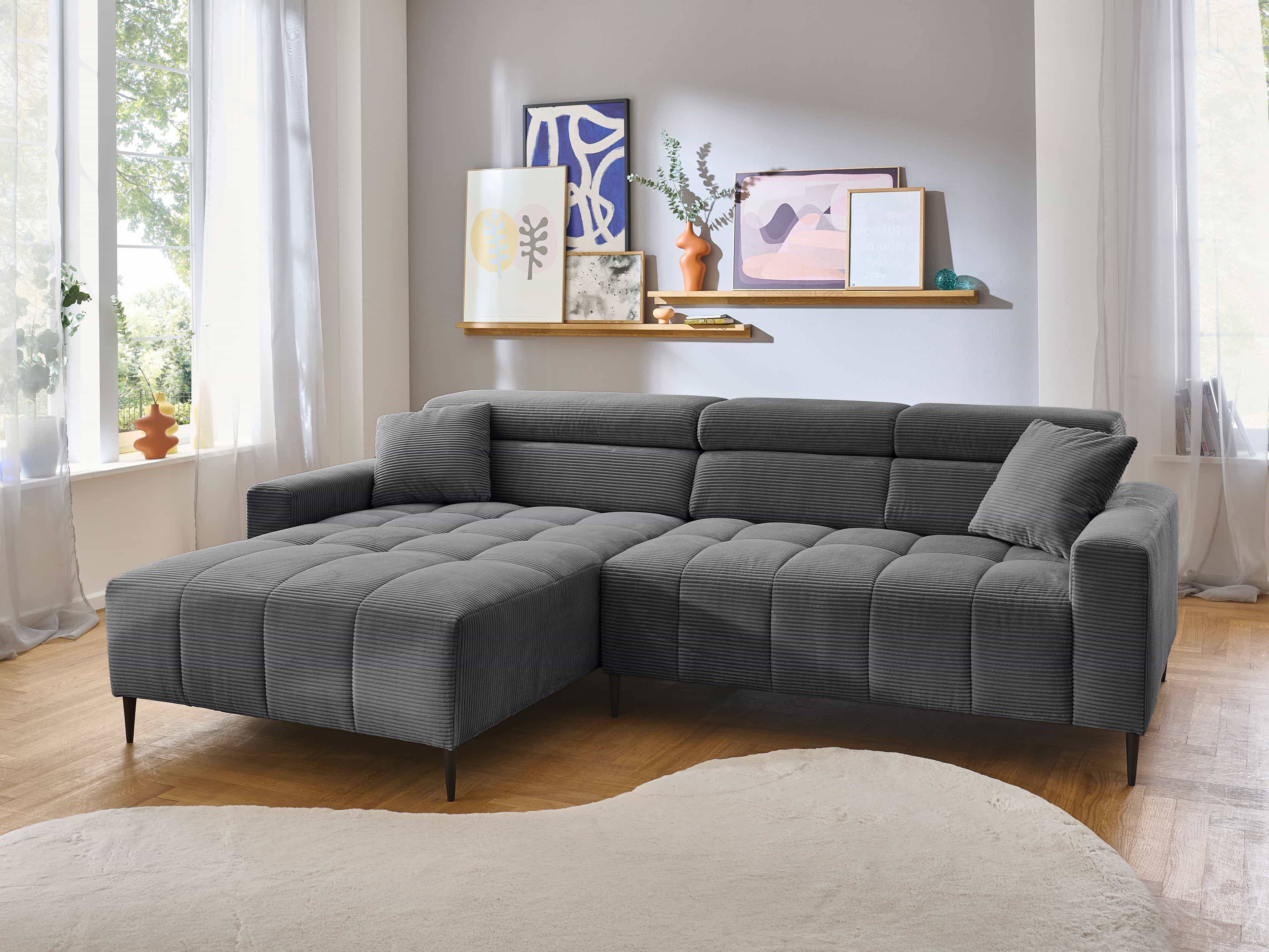Ecksofa L-Form mit grau geripptem Stoffbezug, Armlehnen, Steppung und schwarzen Metallfüßen