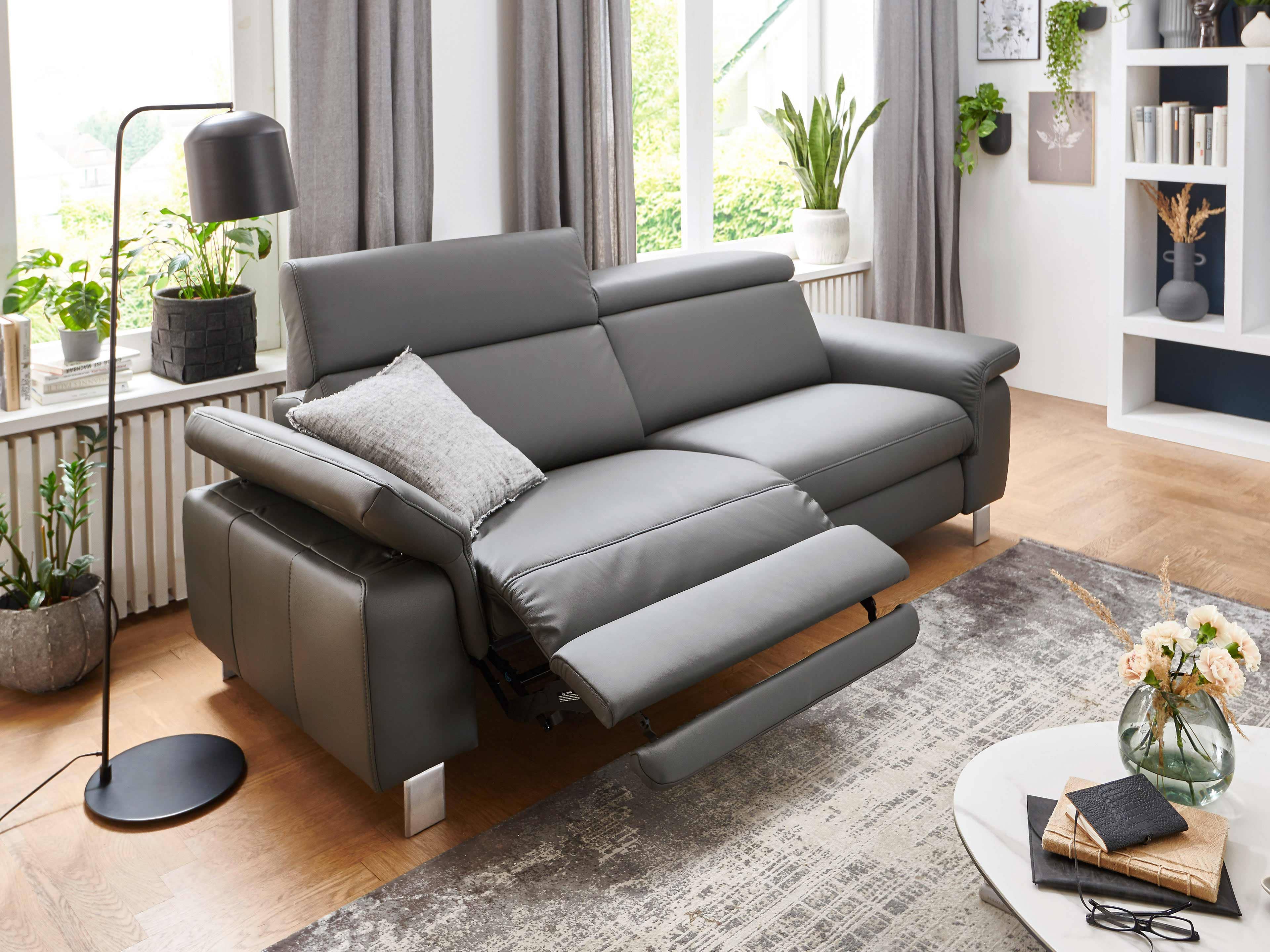 2-Sitzer Sofa Kabs mit grauem Lederbezug, verstellbarer Fußstütze, Armlehnen und Metallfüßen