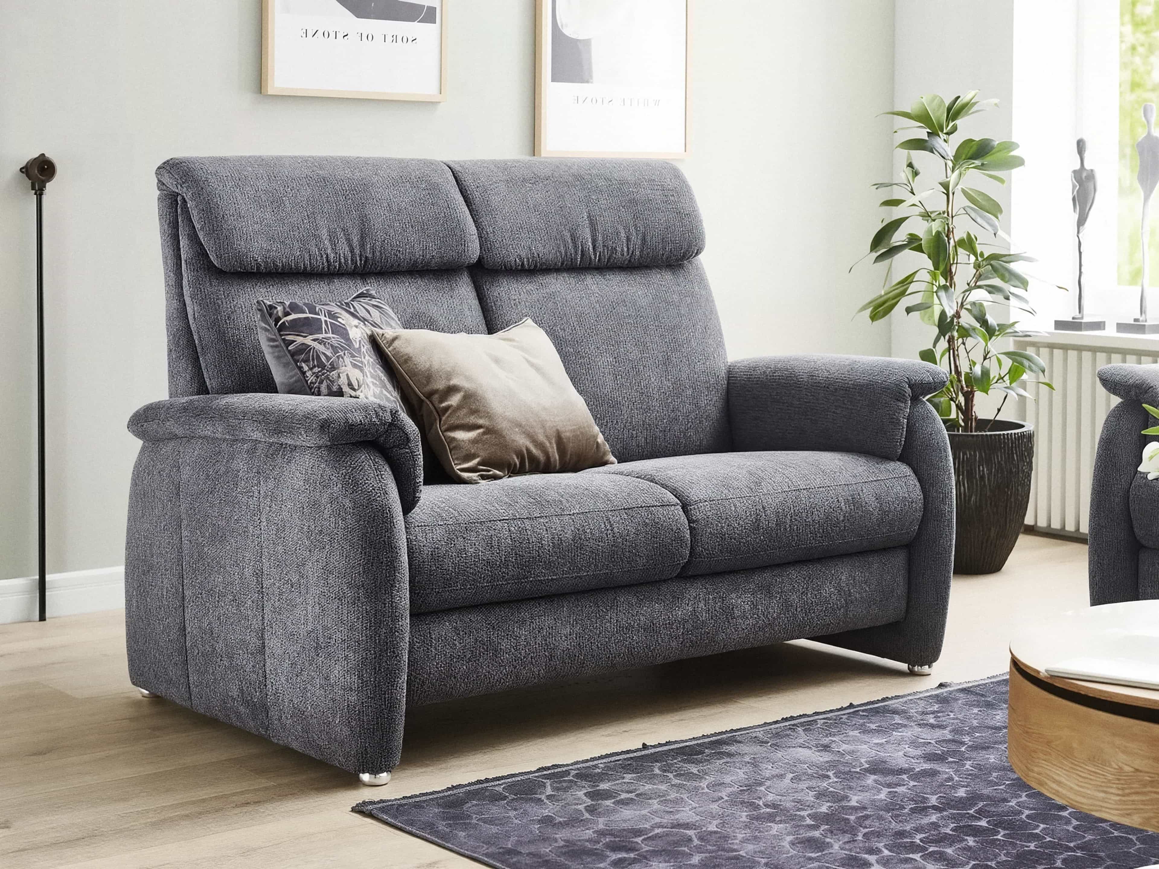 2-Sitzer Stoffsofa Kabs Polsterwelt in Grau mit gepolsteren Armlehnen und zwei Zierkissen