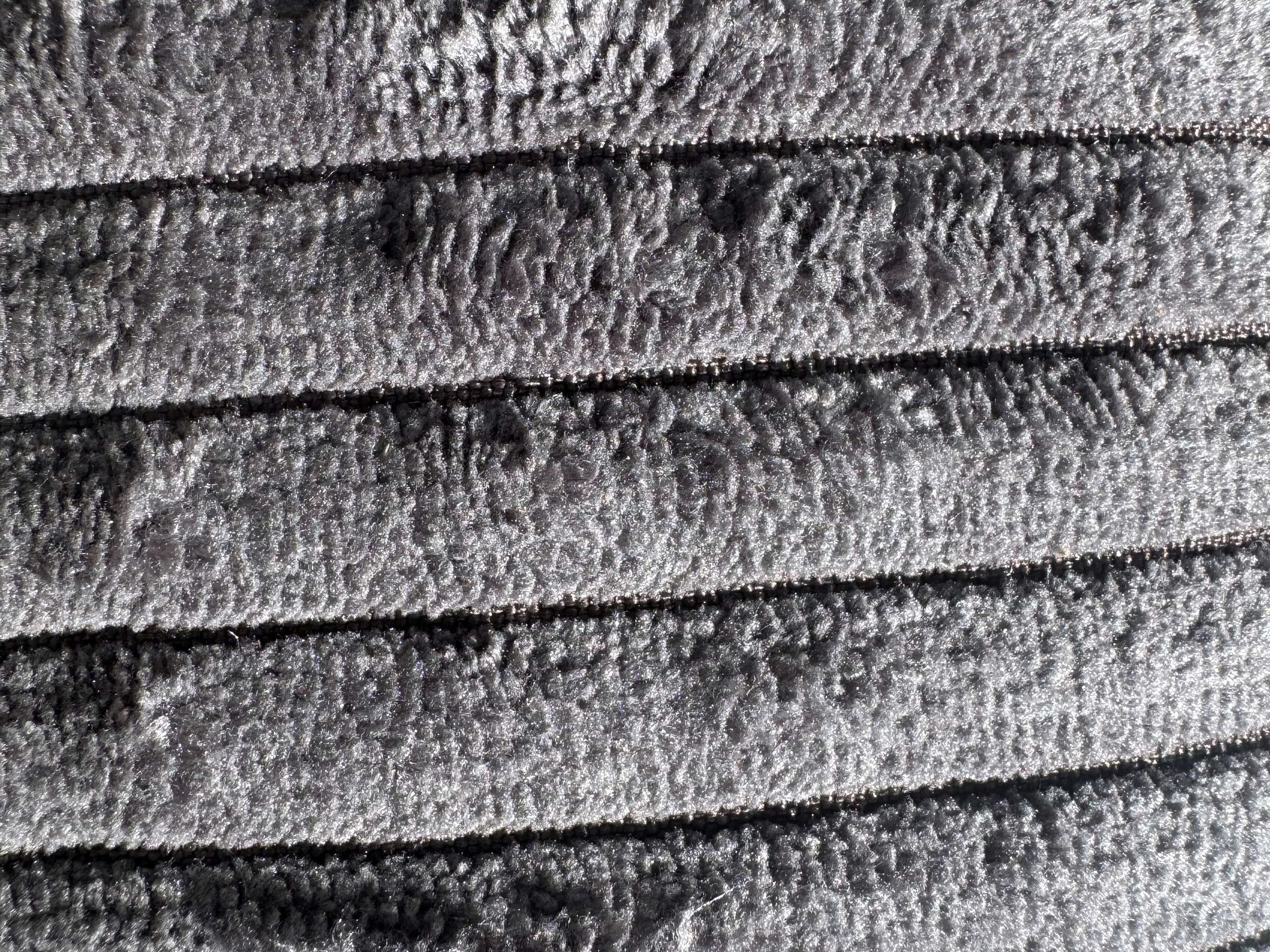 Ecksofa Paola – Detailansicht des grauen Cordbezugs mit ausgeprägter Rippenstruktur