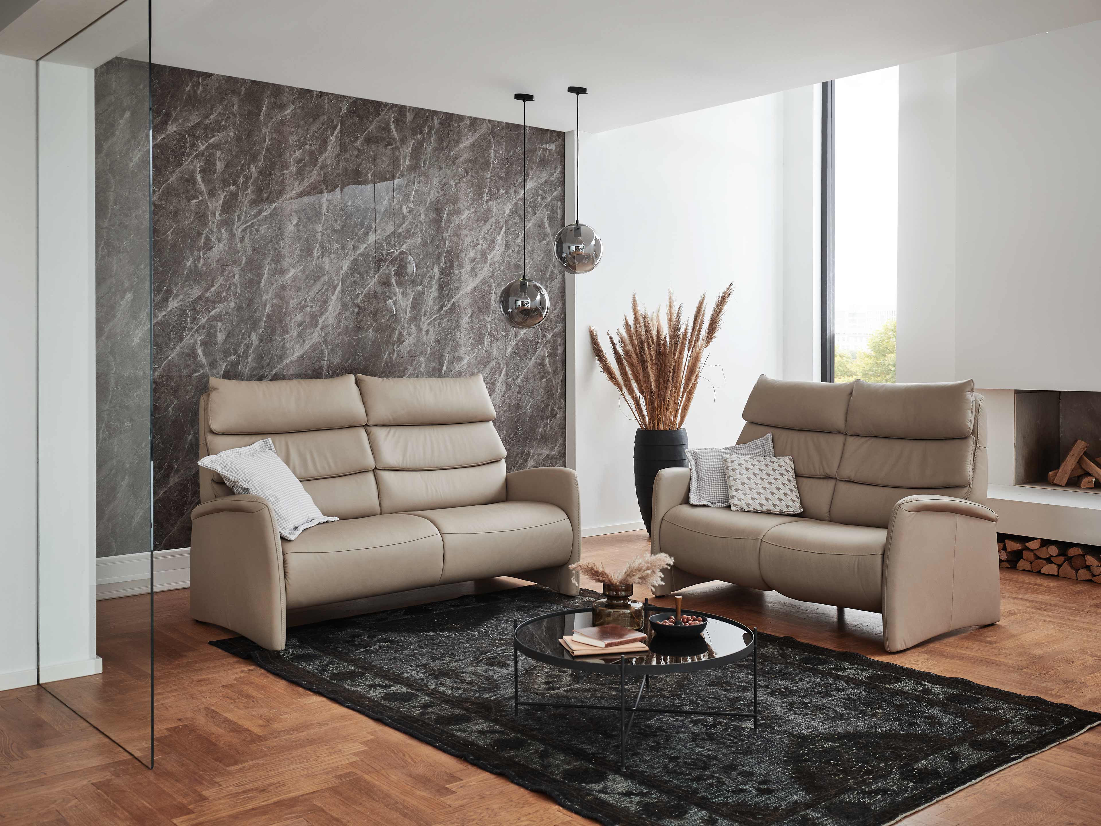 Sofagarnitur Kabs Polsterwelt mit zwei beigefarbenen Ledersofas, hoher Rückenlehne und Armlehnen