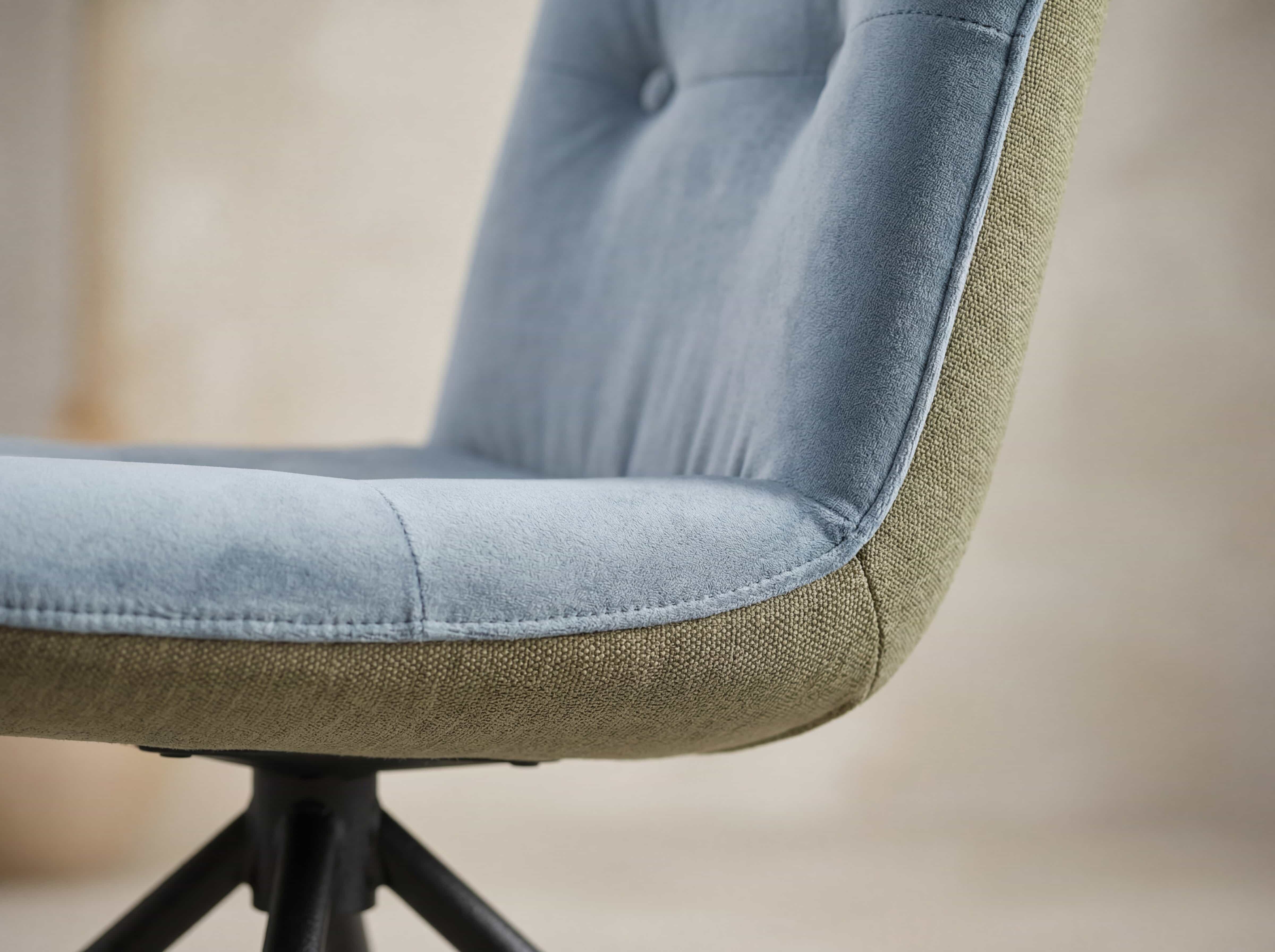 Esszimmerstuhl mit hellblau gepolsterter Sitzfläche, Stoffbezug, Rückenlehne mit Knopfdetail