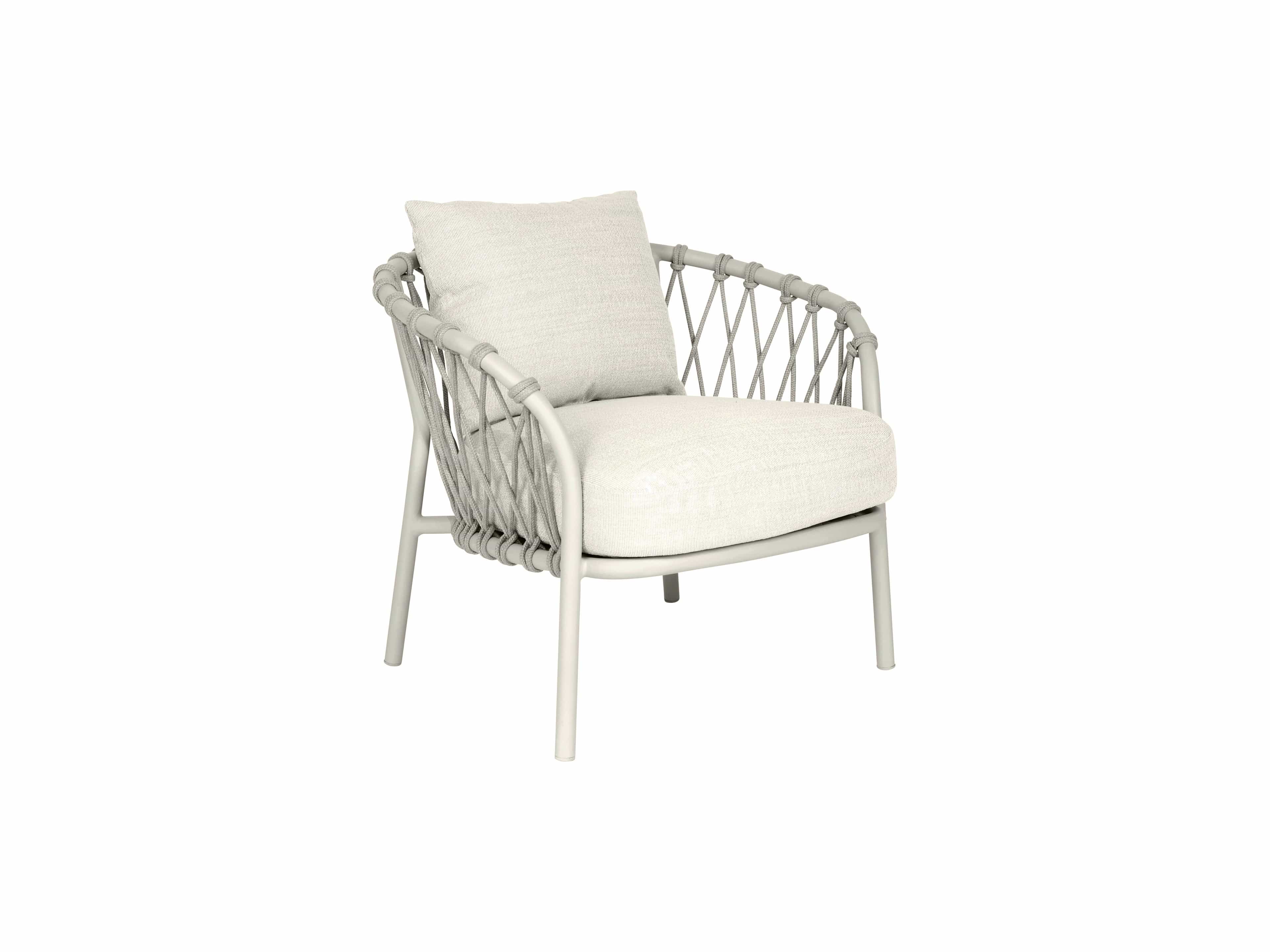 Lounge-Stuhl mit hellem Stoffbezug, rundem Metallgestell und seitlicher Seilbespannung