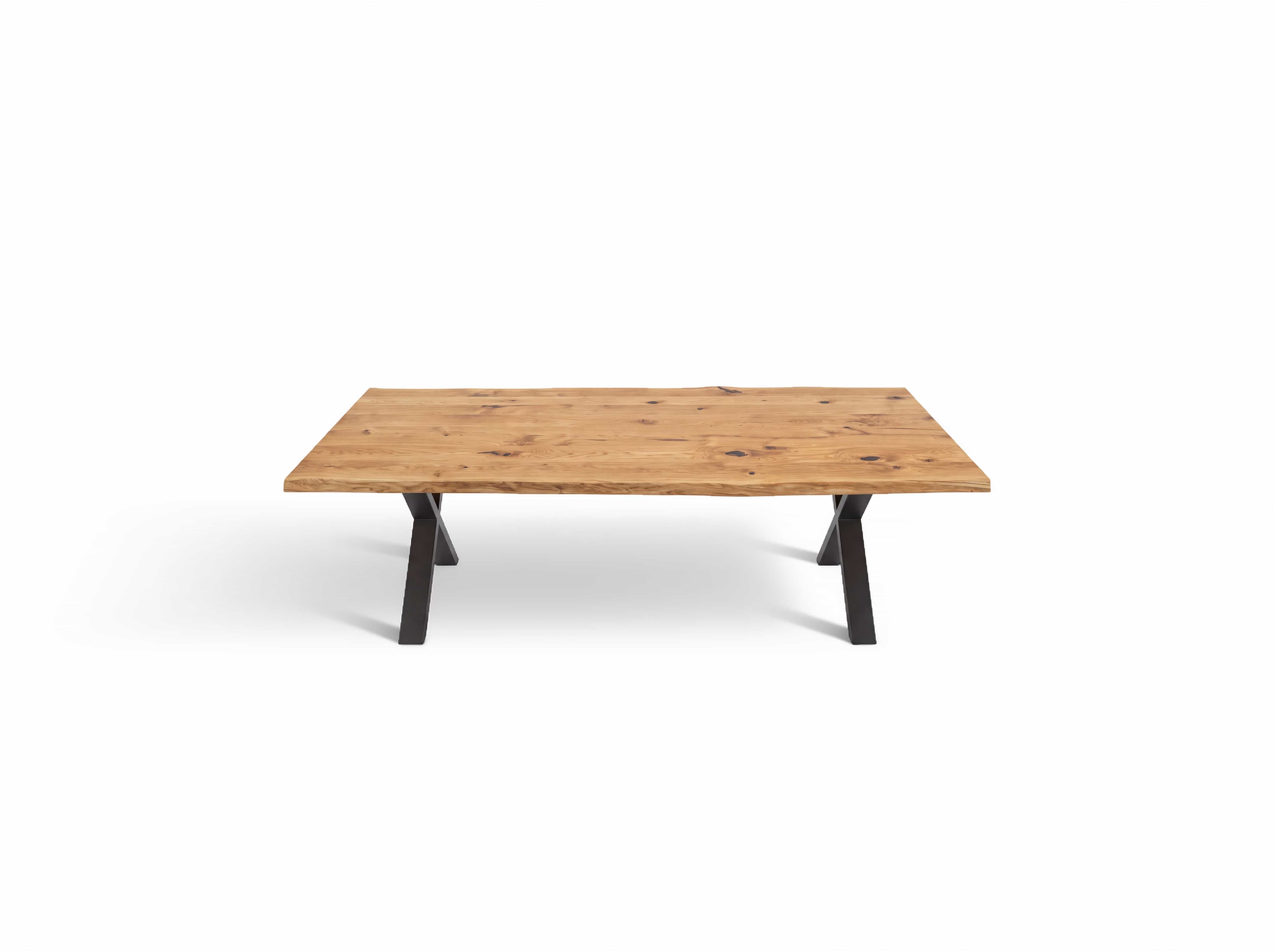 Esstisch Finno mit rechteckiger Holzplatte in Eiche und schwarzen Metallbeinen in X-Form.