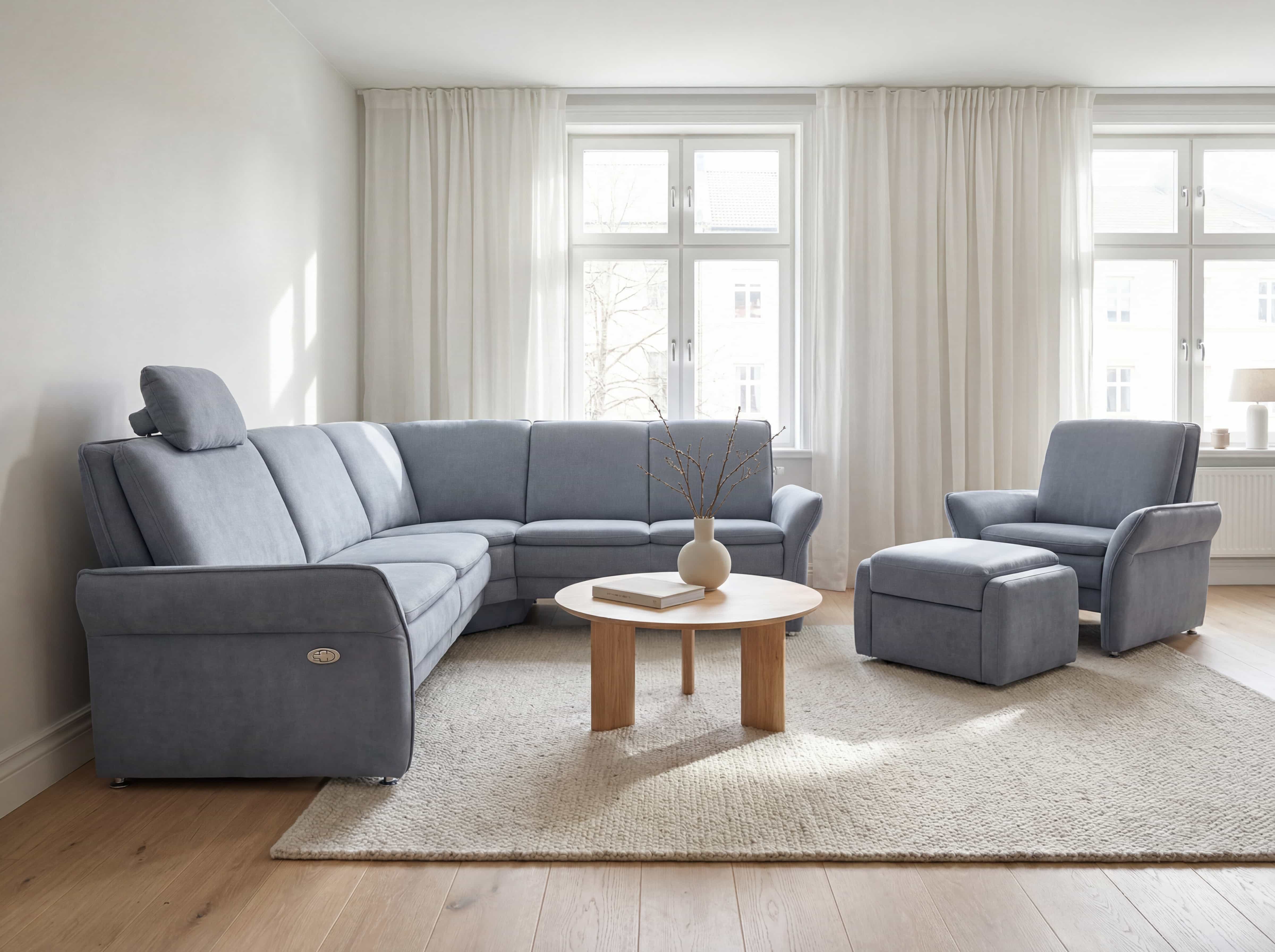 Ecksofa Kabs Polsterwelt mit grauem Stoffbezug, Armlehnen, Kopfstütze und gepolsterten Sitzflächen