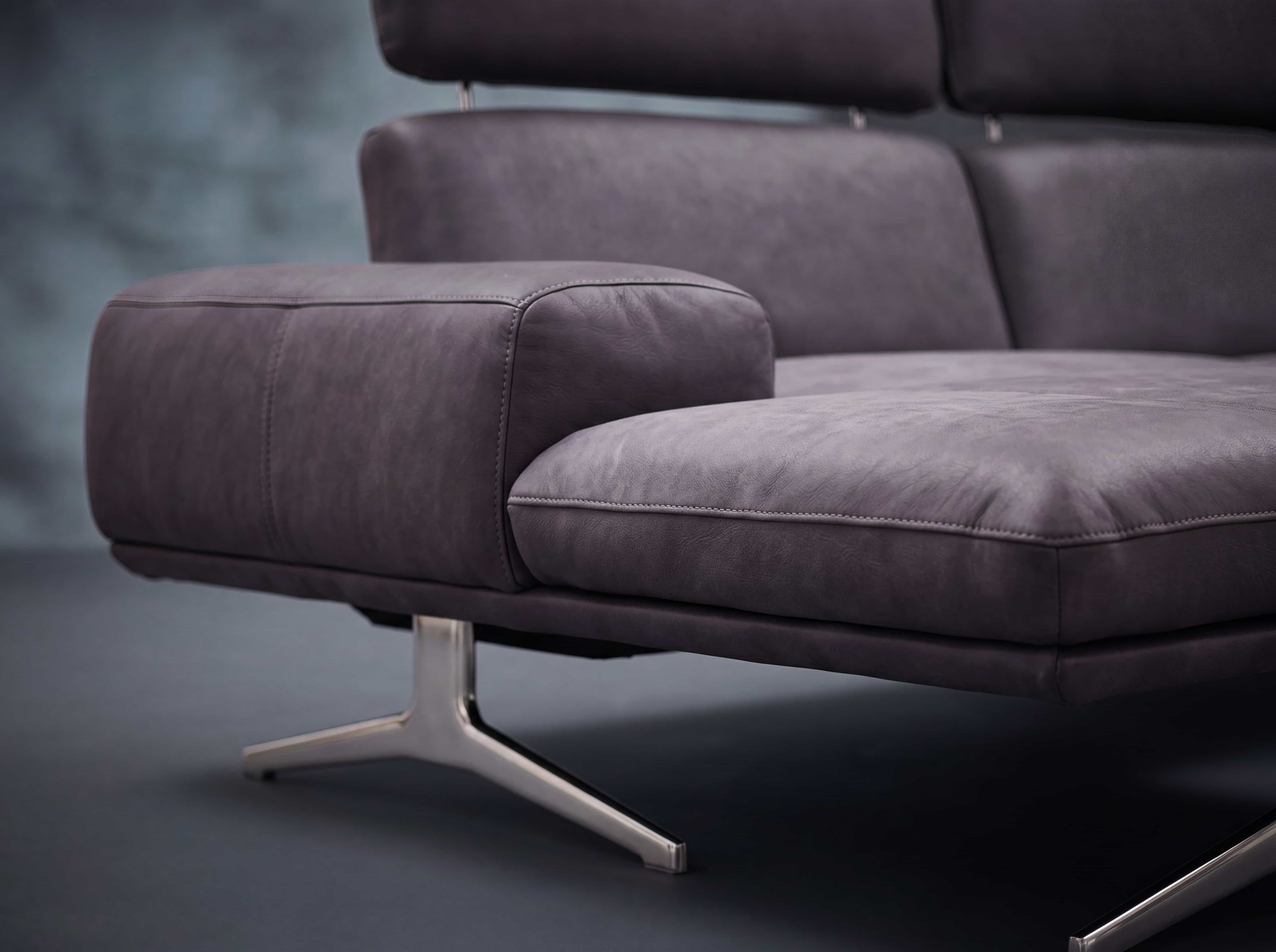 Ecksofa Kabs mit grauem Lederbezug, Armlehne und Metallfuß, gepolsterte Sitzfläche