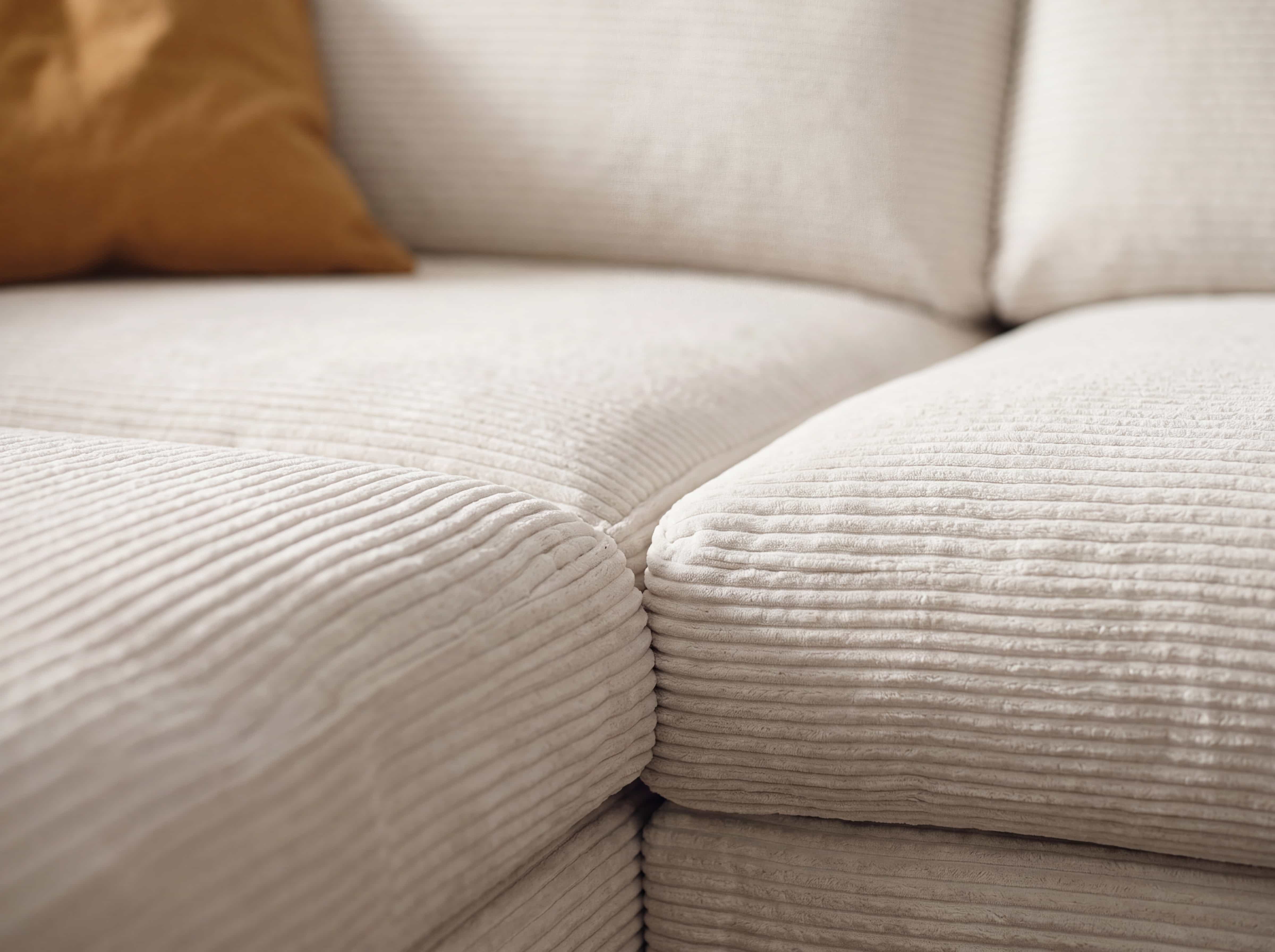 Sofaecke mit cremefarbenem Cordbezug und geriffelter Oberfläche, Nahaufnahme der Polsterung