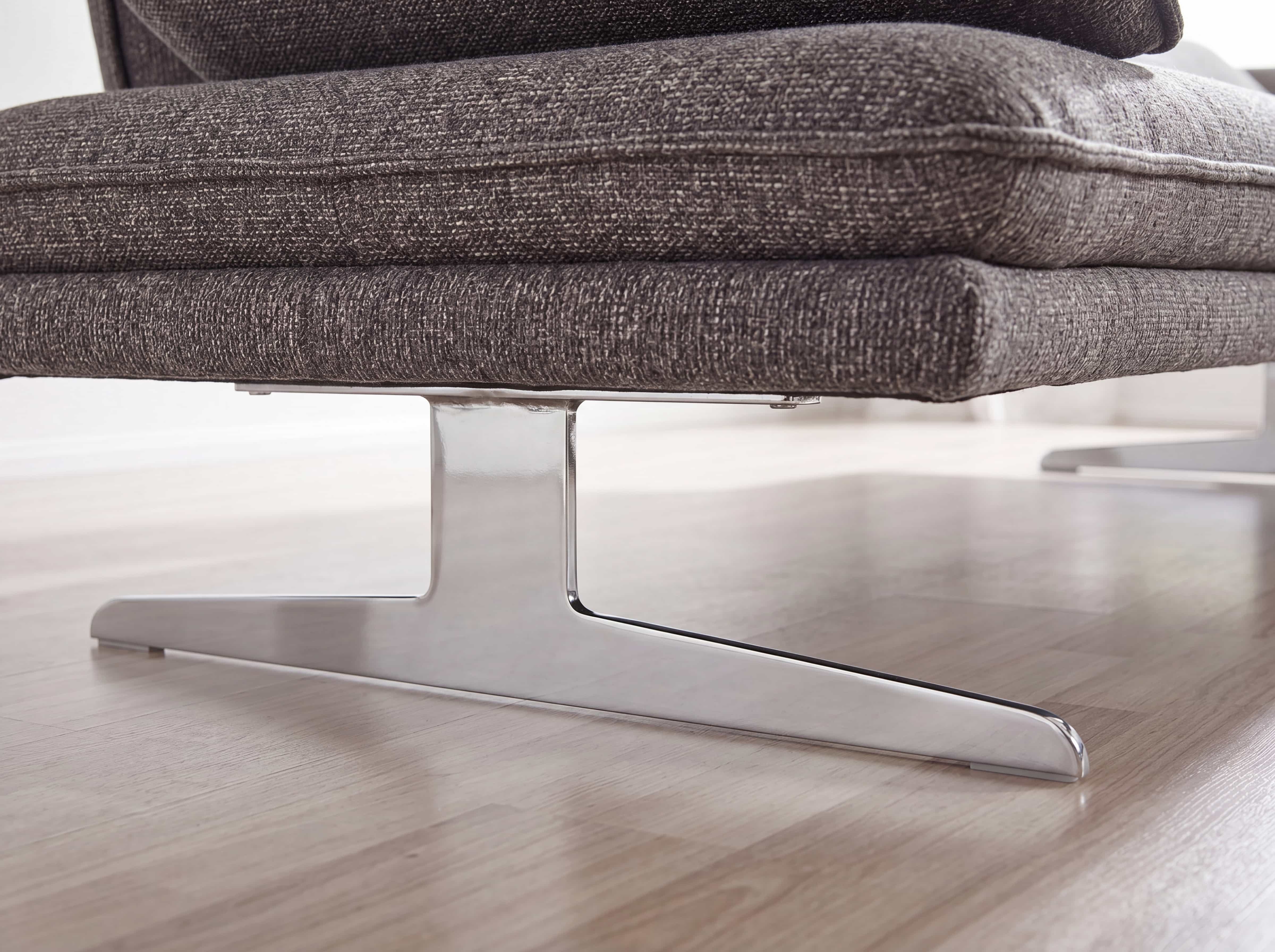 Sofa mit grauem Stoffbezug und Chromfuß in T-Form, gepolsterte Sitzfläche, Detailaufnahme