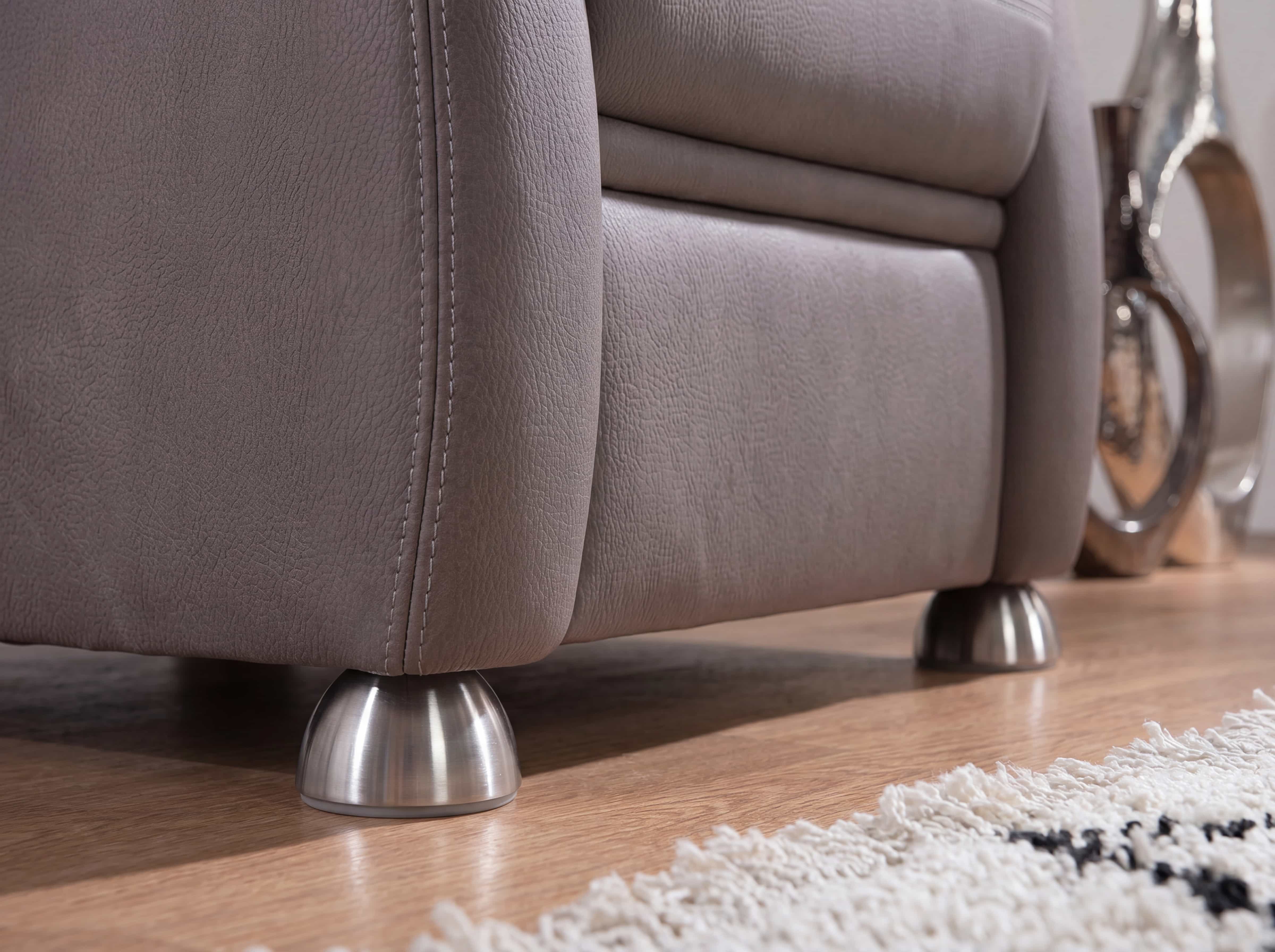 Sofa mit grauem Lederbezug und runden Metallfüßen auf Holzboden, sichtbare feine Nahtstruktur
