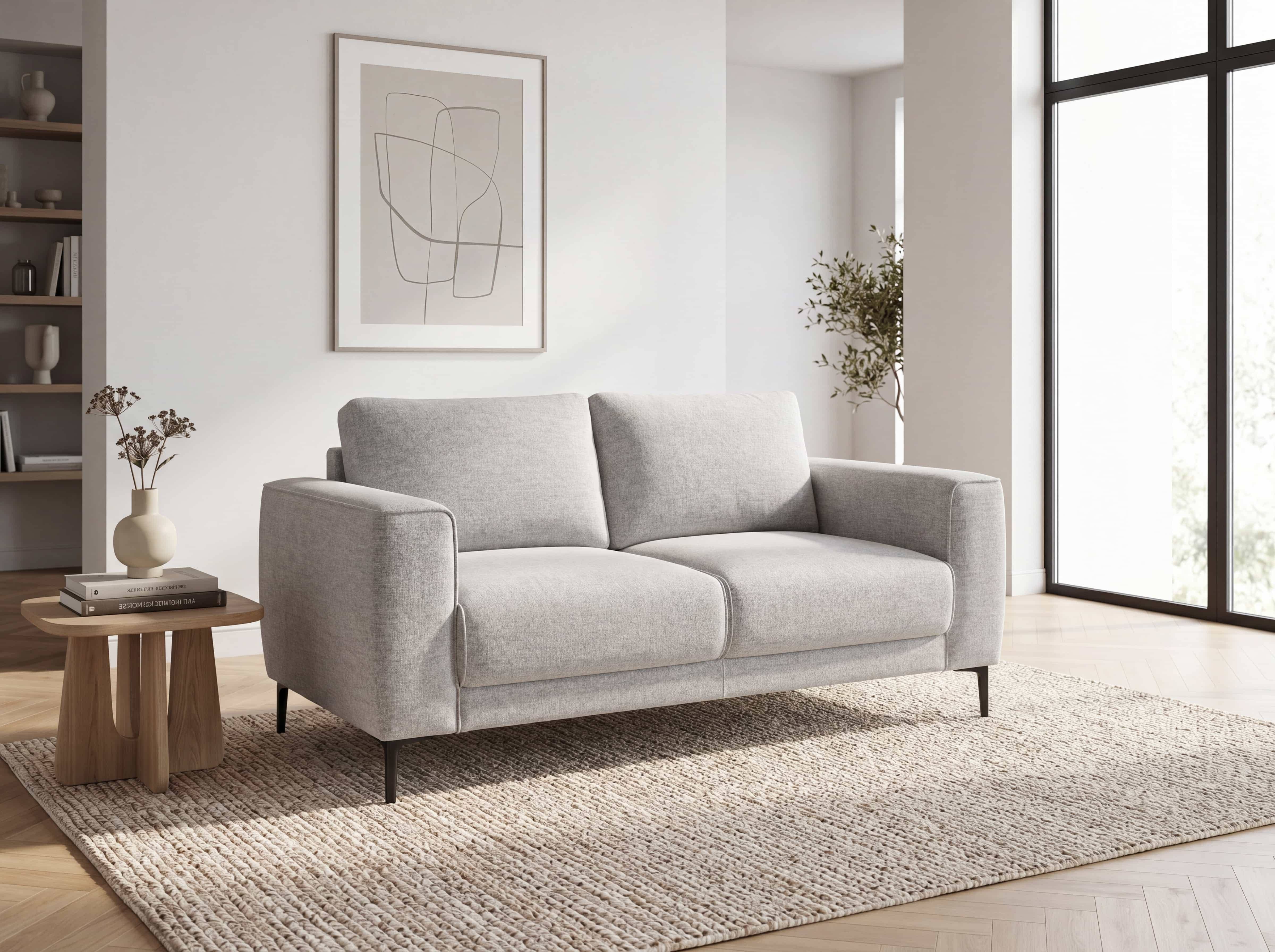 2-Sitzer Sofa mit hellgrauem Stoffbezug, gepolsterten Sitz- und Rückenkissen sowie schwarzen Metallfüßen