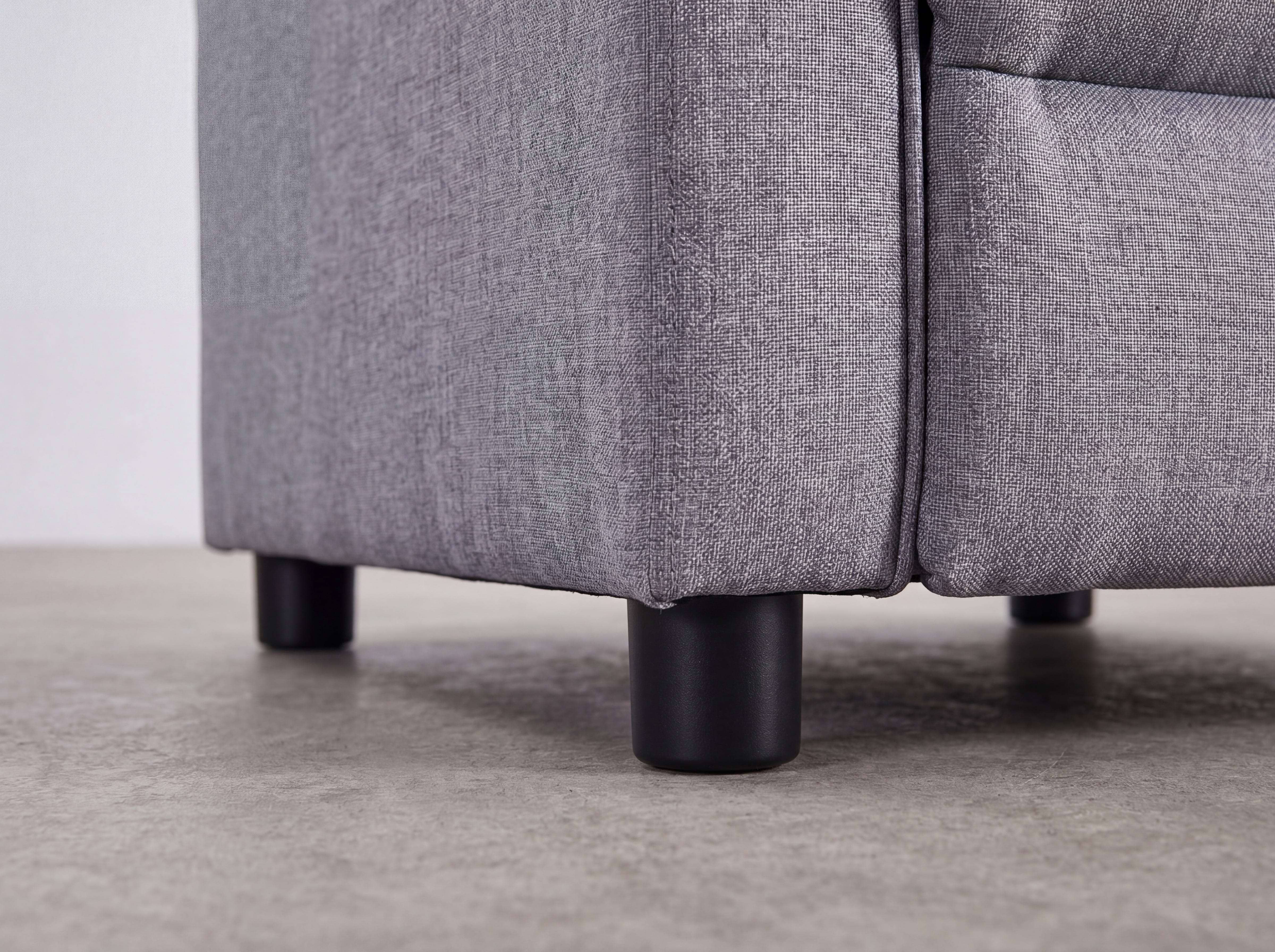 Ecksofa Kabs, grauer Stoffbezug, zylindrische schwarze Sofafüße, strukturierte Oberfläche