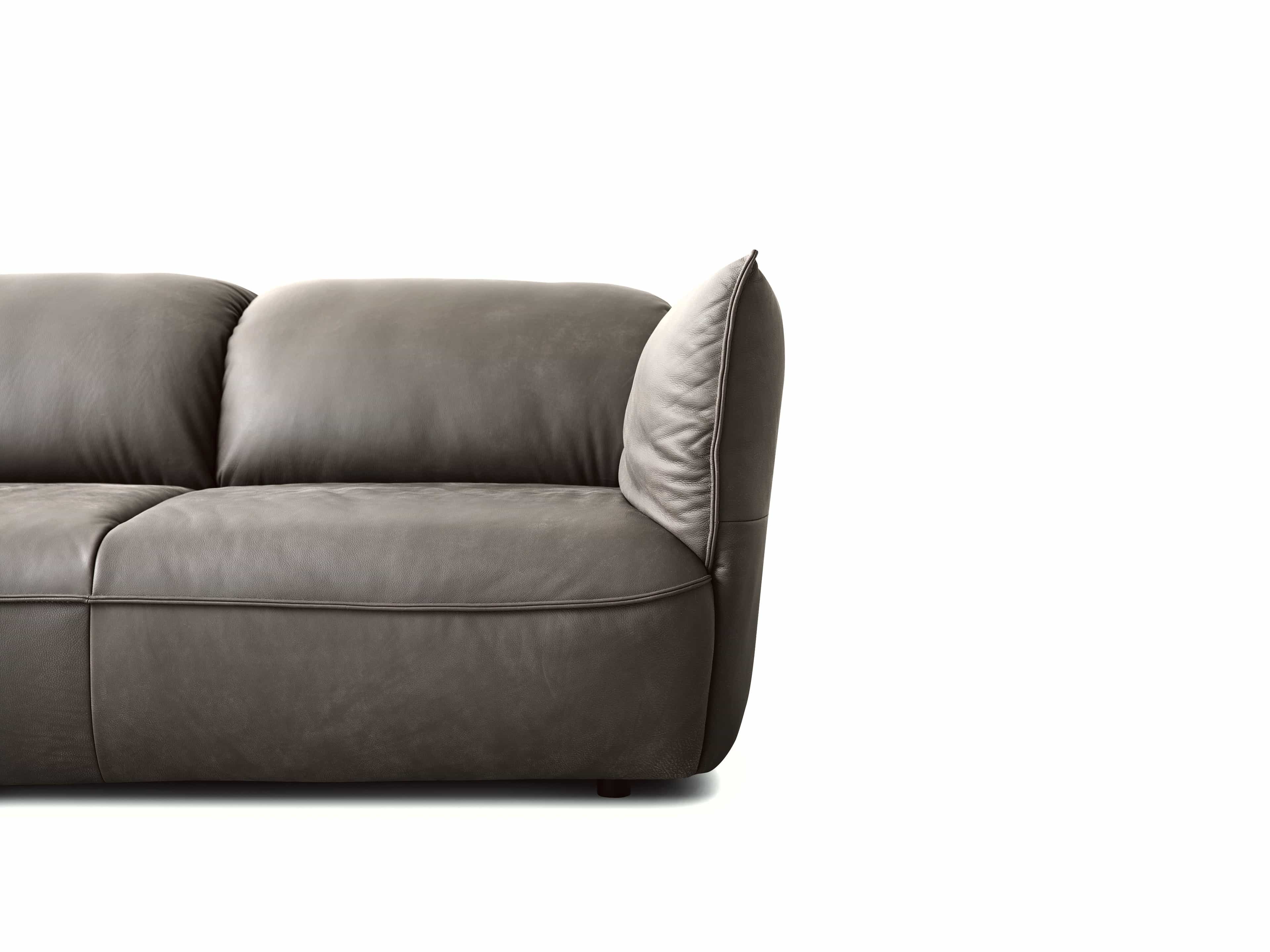 Ecksofa Kabs Polsterwelt aus grauem Leder mit gepolsterter Rückenlehne und seitlicher Armlehne