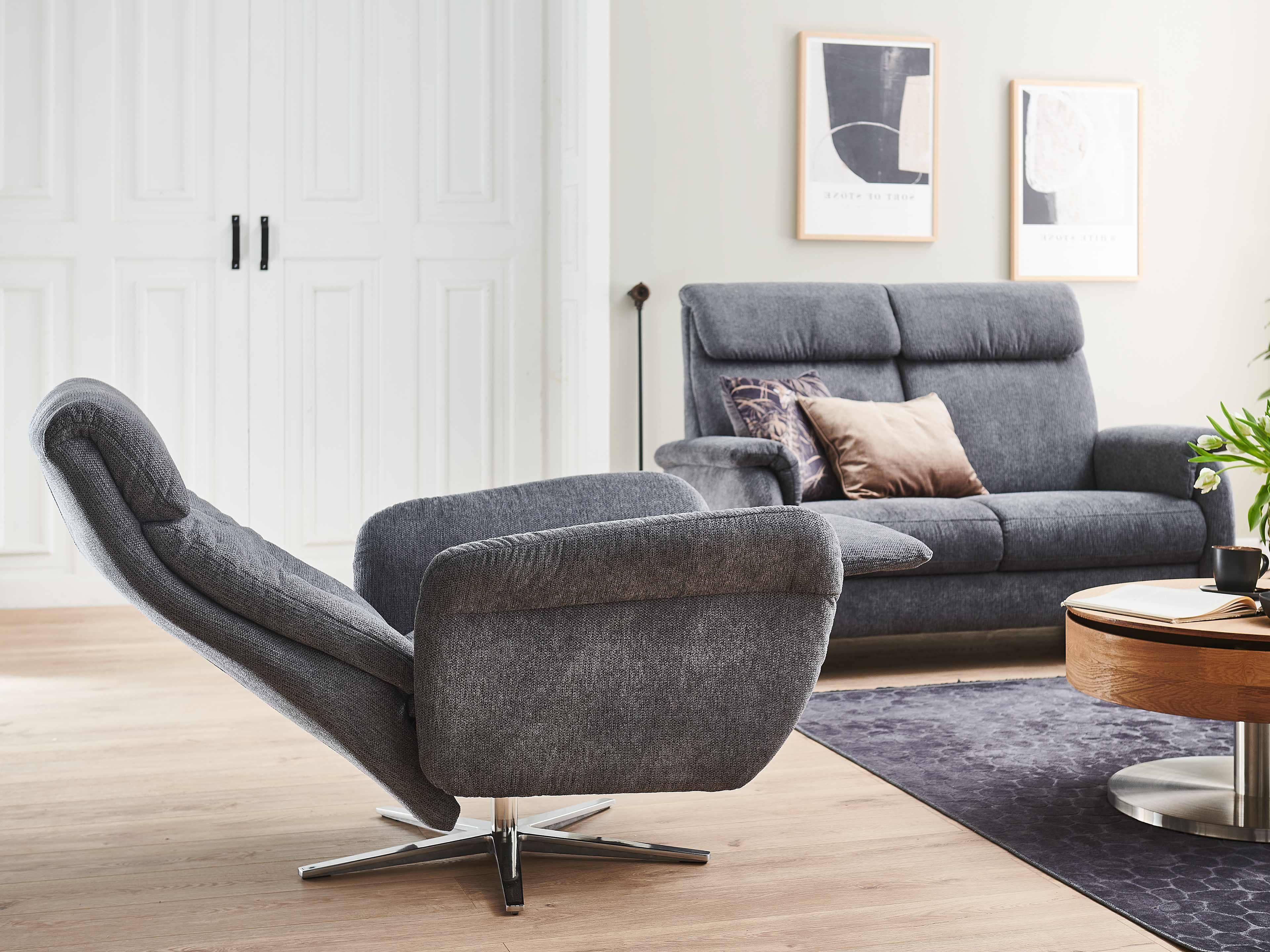 Relaxsessel mit drehbarem Metallfuß, Polsterbezug in Grau, gepolsterte Rückenlehne und Armlehnen