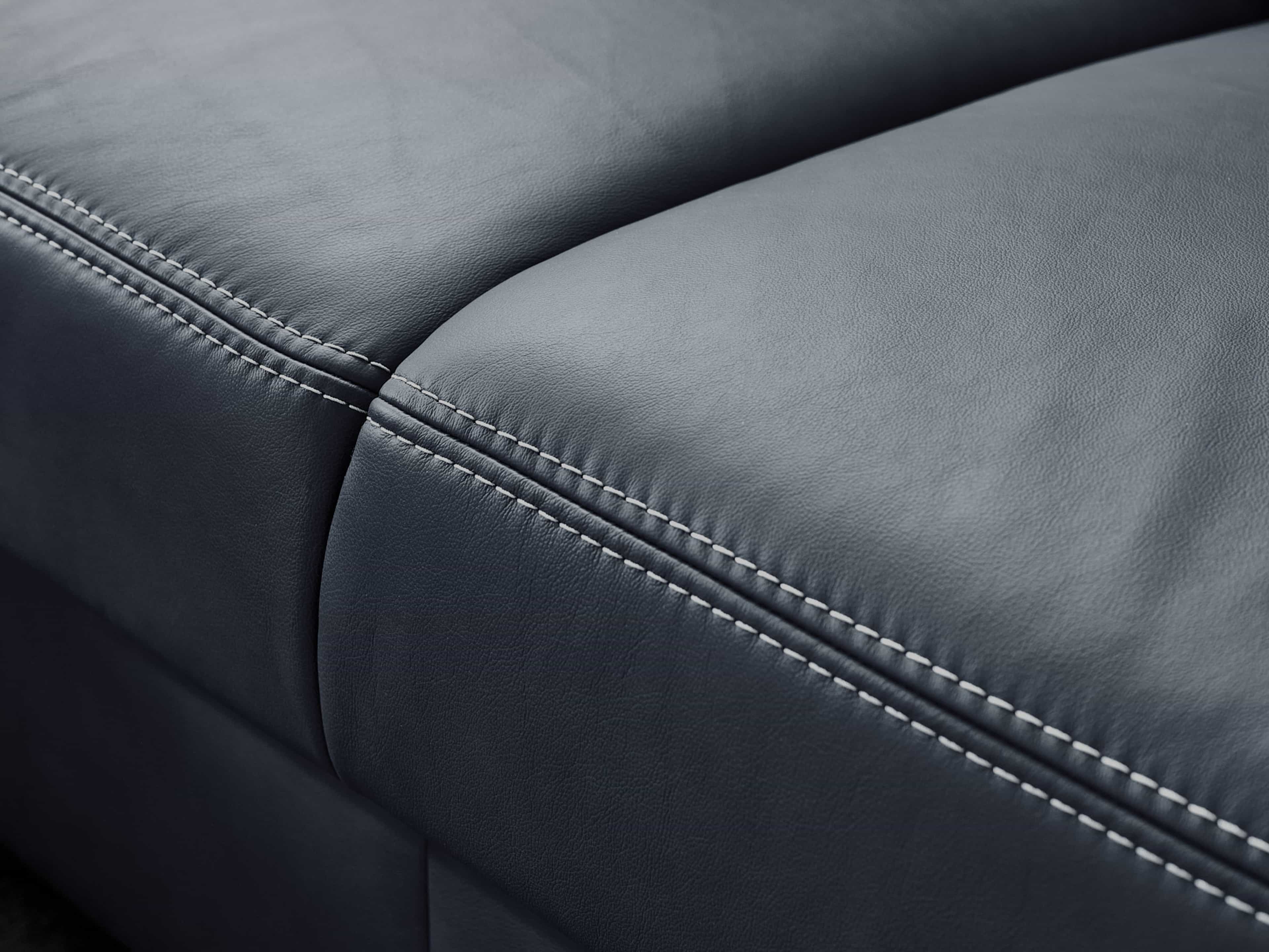 Ecksofa Pontenova – Detailansicht des dunkelgrauen Bezugs mit heller Ziernaht