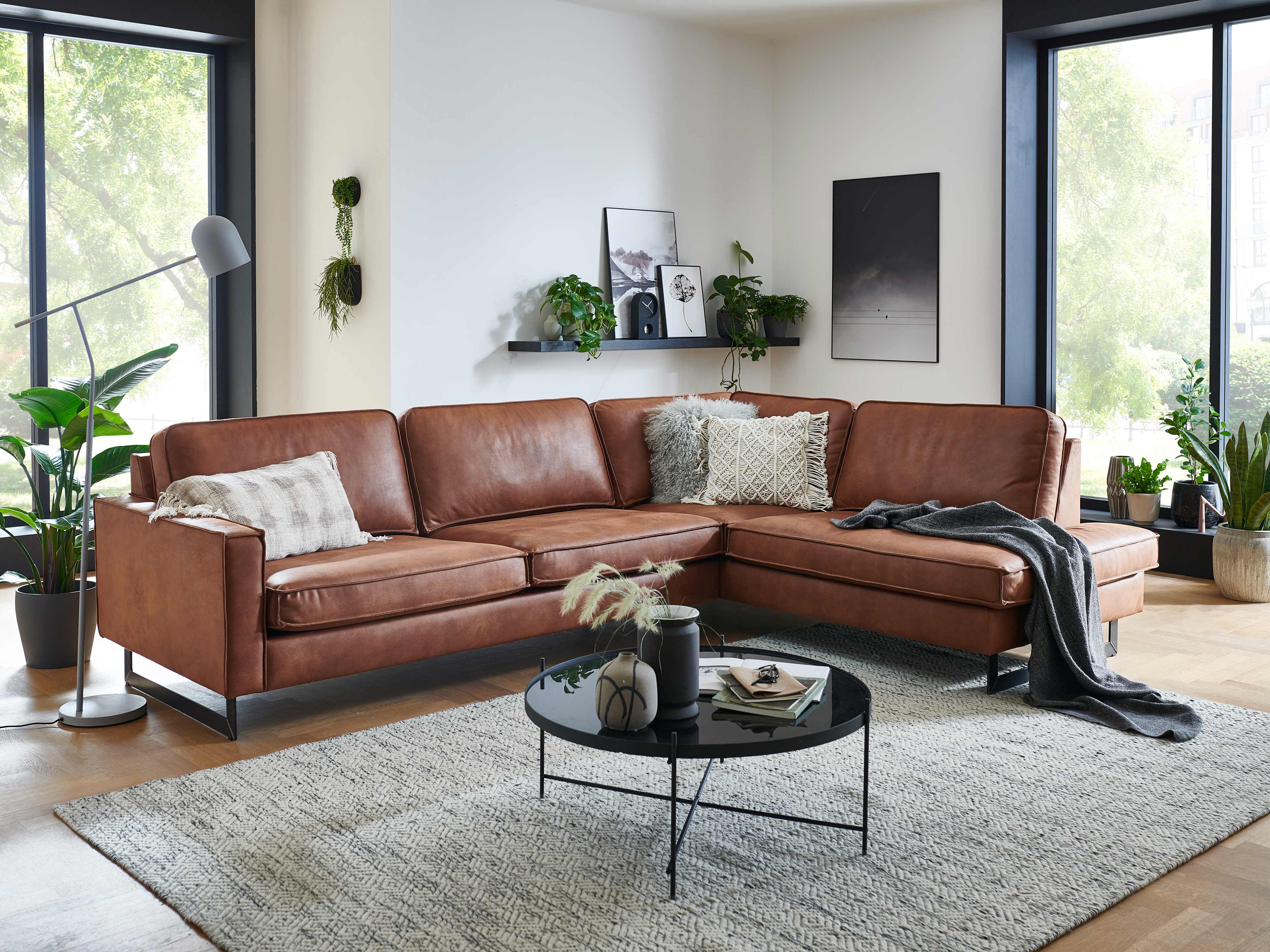 Ecksofa Kabs Havana aus braunem Leder mit Armlehnen, Polsterung und schwarzem Metallgestell