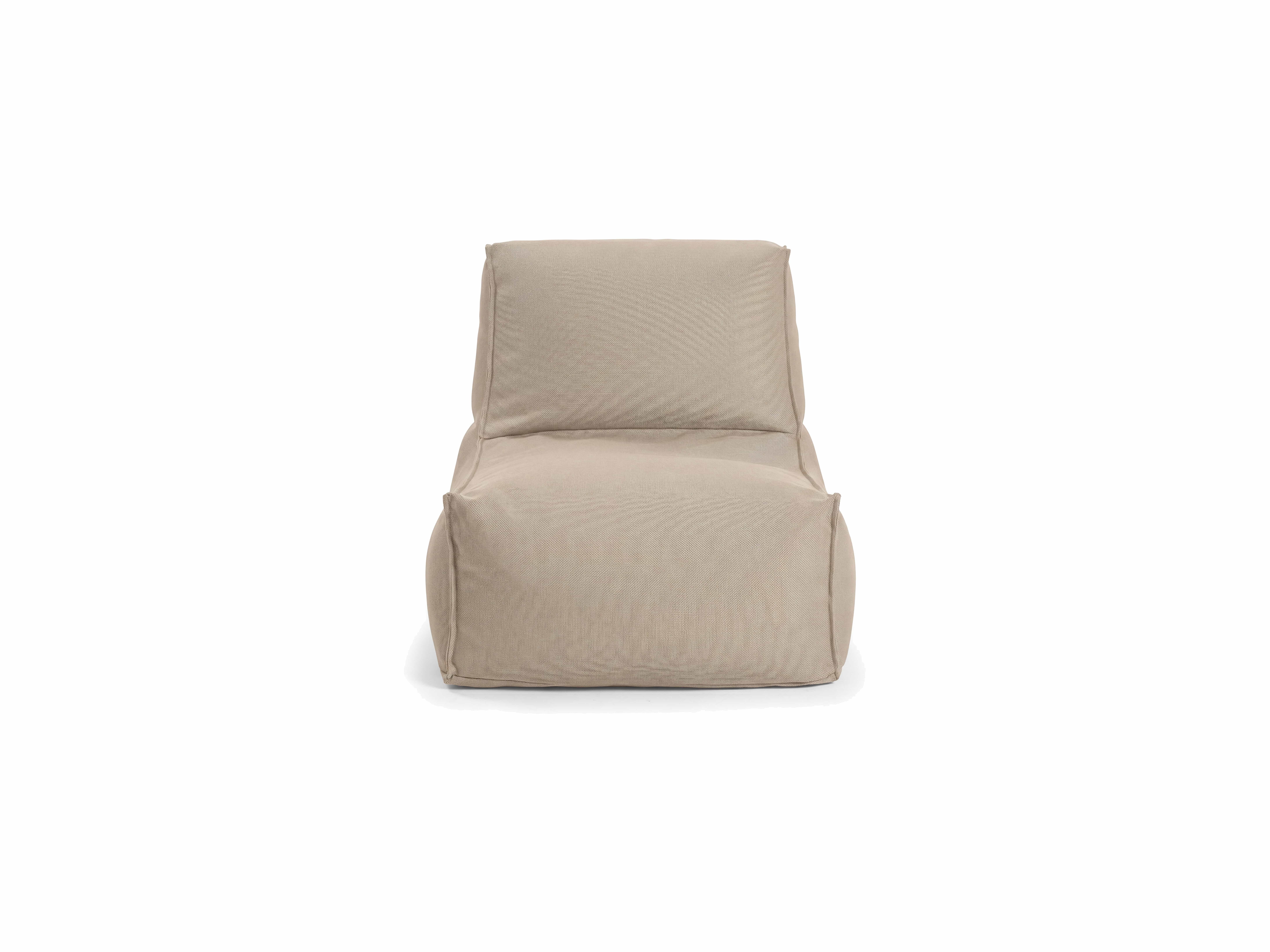 Polstersessel Lasse in Beige mit weichem Stoffbezug, kubische Form ohne Armlehnen, Frontansicht