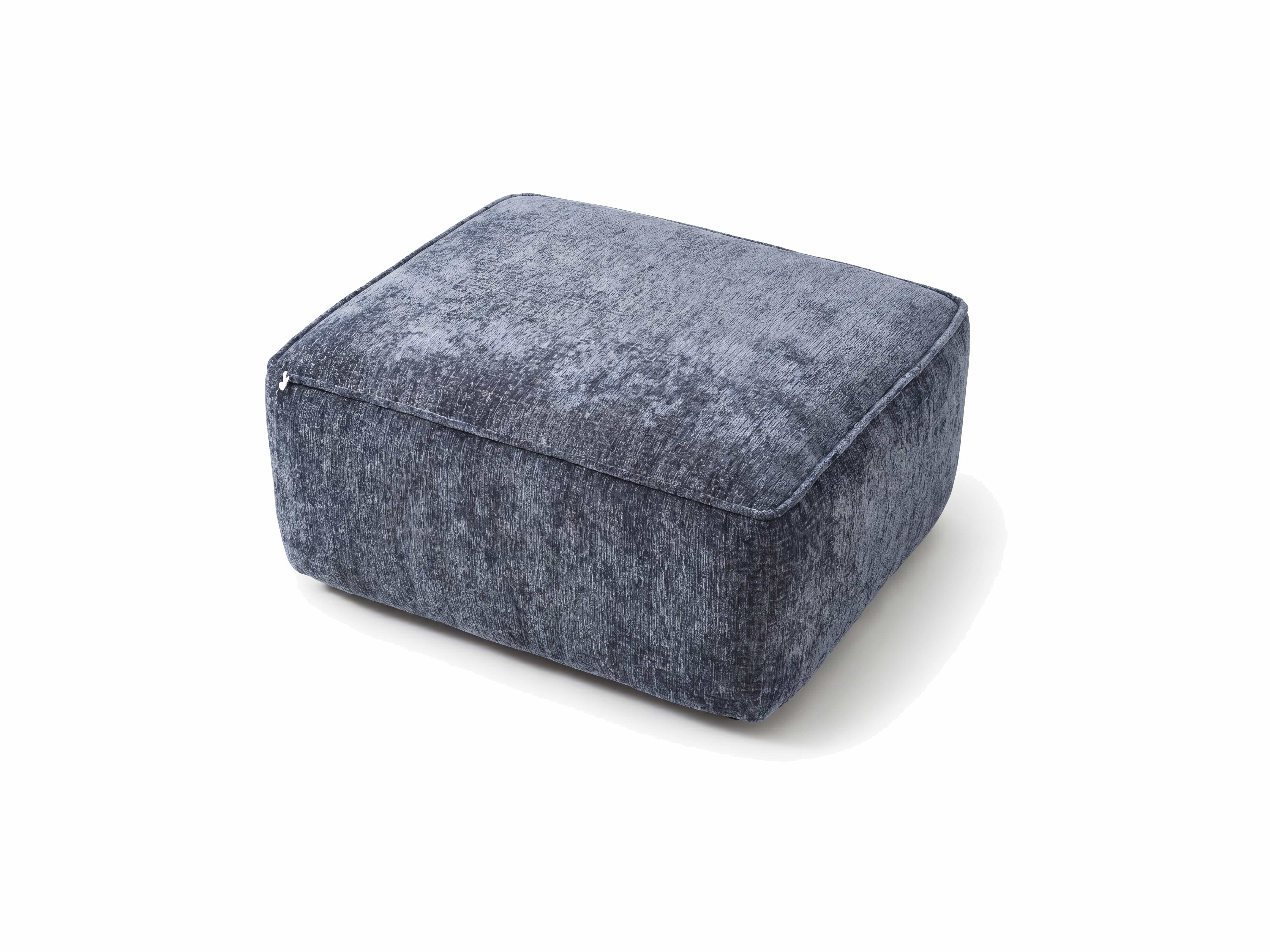 Rechteckiger Pouf Kabs mit blauem Stoffbezug und feiner Struktur, weich gepolstert.