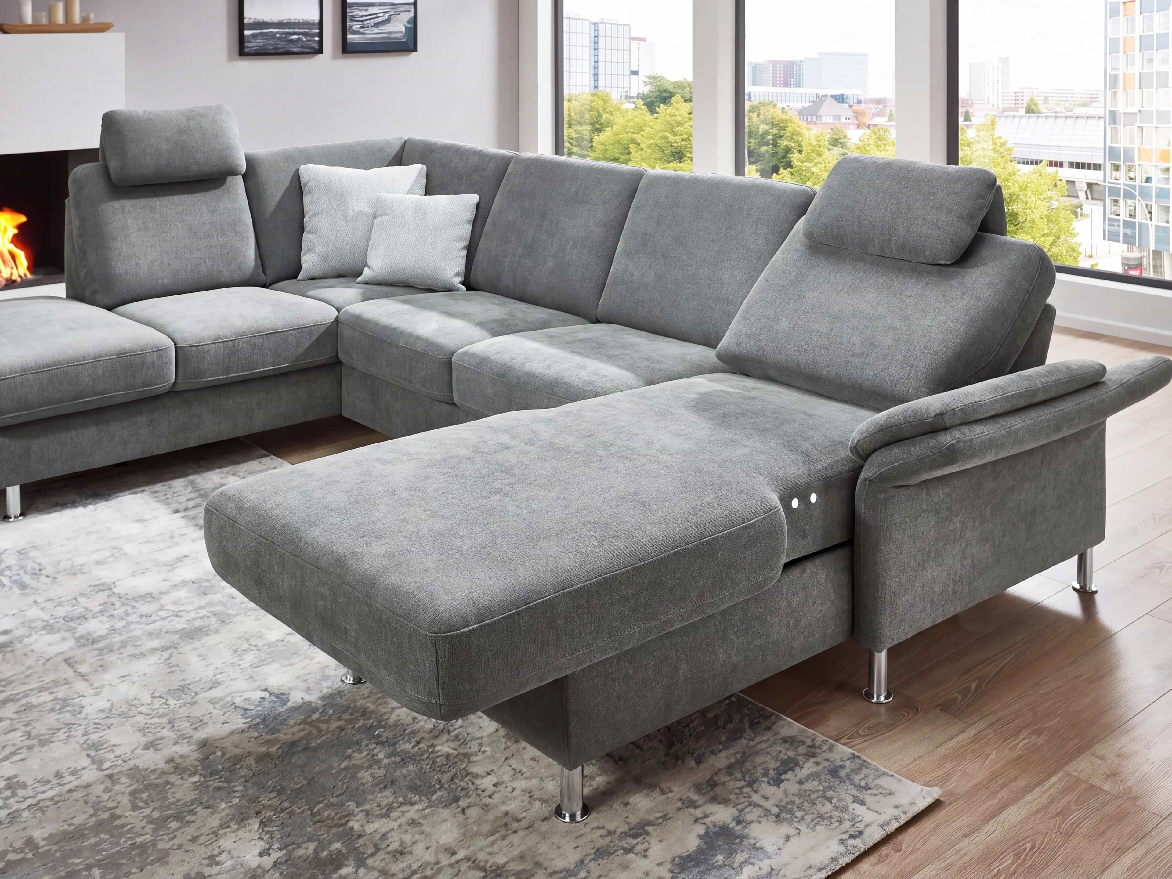 Ecksofa Kabs Polsterwelt aus grauem Stoff mit Armlehnen, verstellbaren Kopfstützen und Metallfüßen