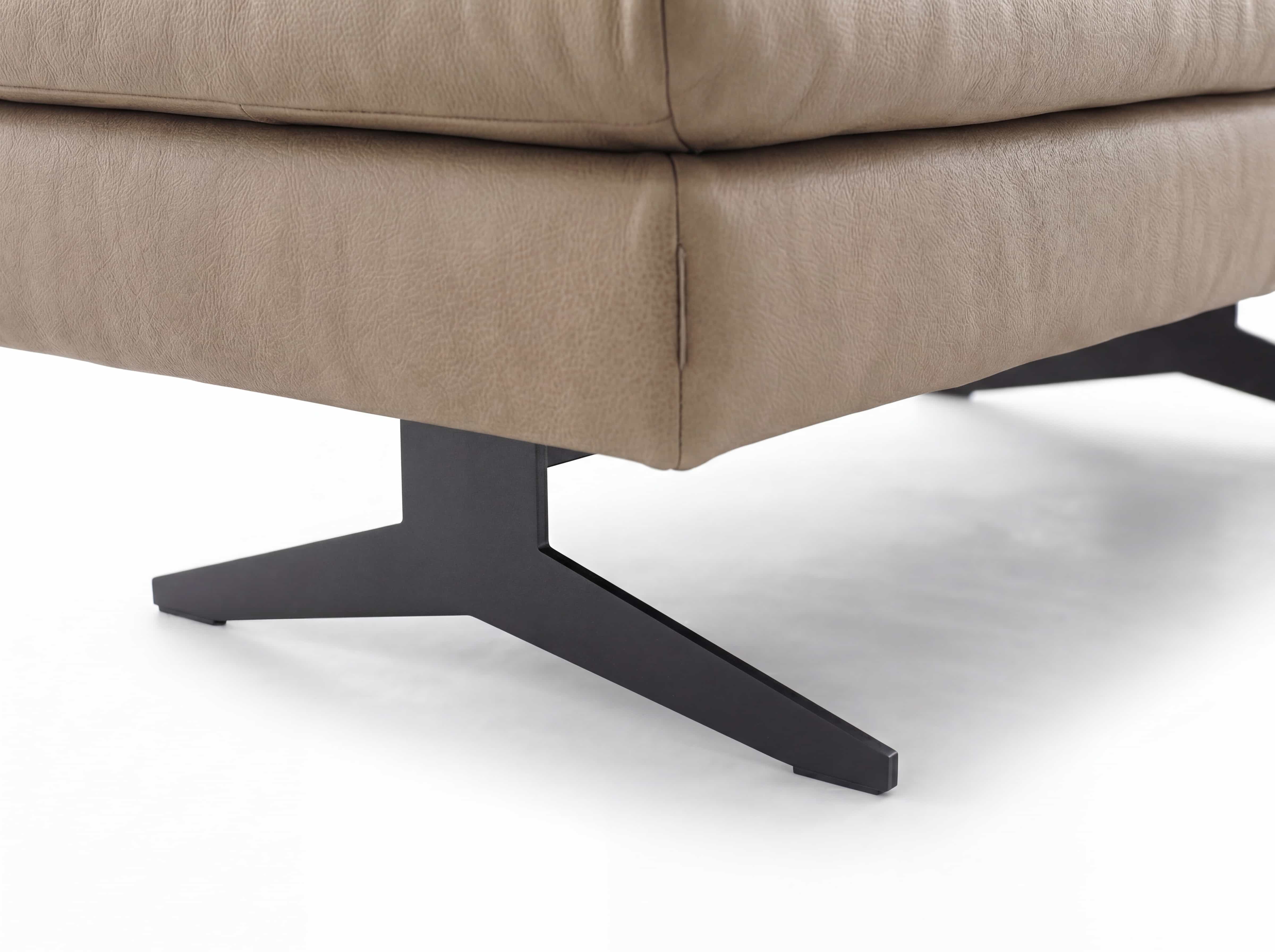 Ecksofa Kabs Polsterwelt mit beigefarbenem Lederbezug und schwarzem, Y-förmigem Metallfuß
