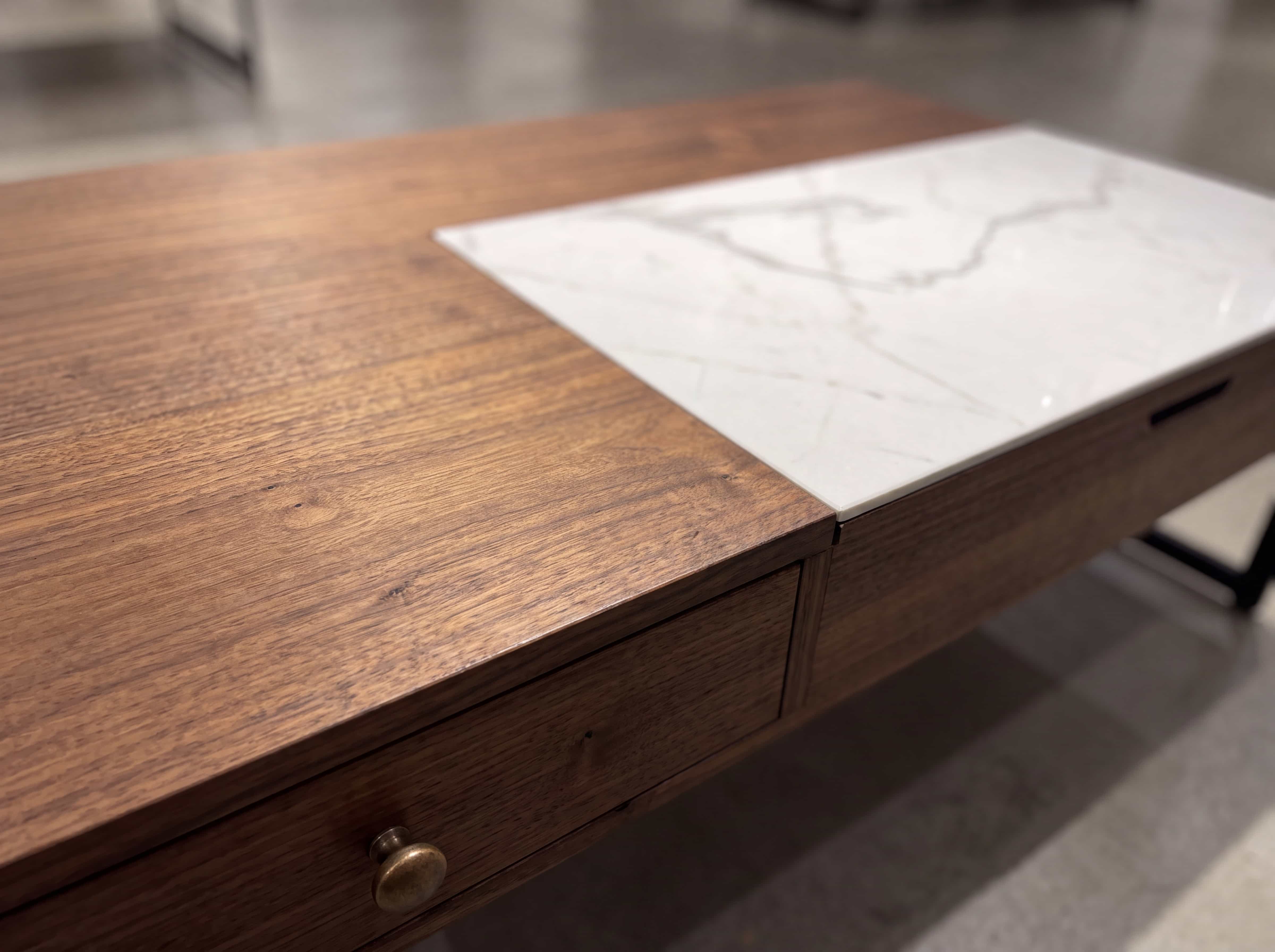 Couchtisch mit rechteckiger Platte aus Holz und weißem Marmor, Schublade mit rundem Griff