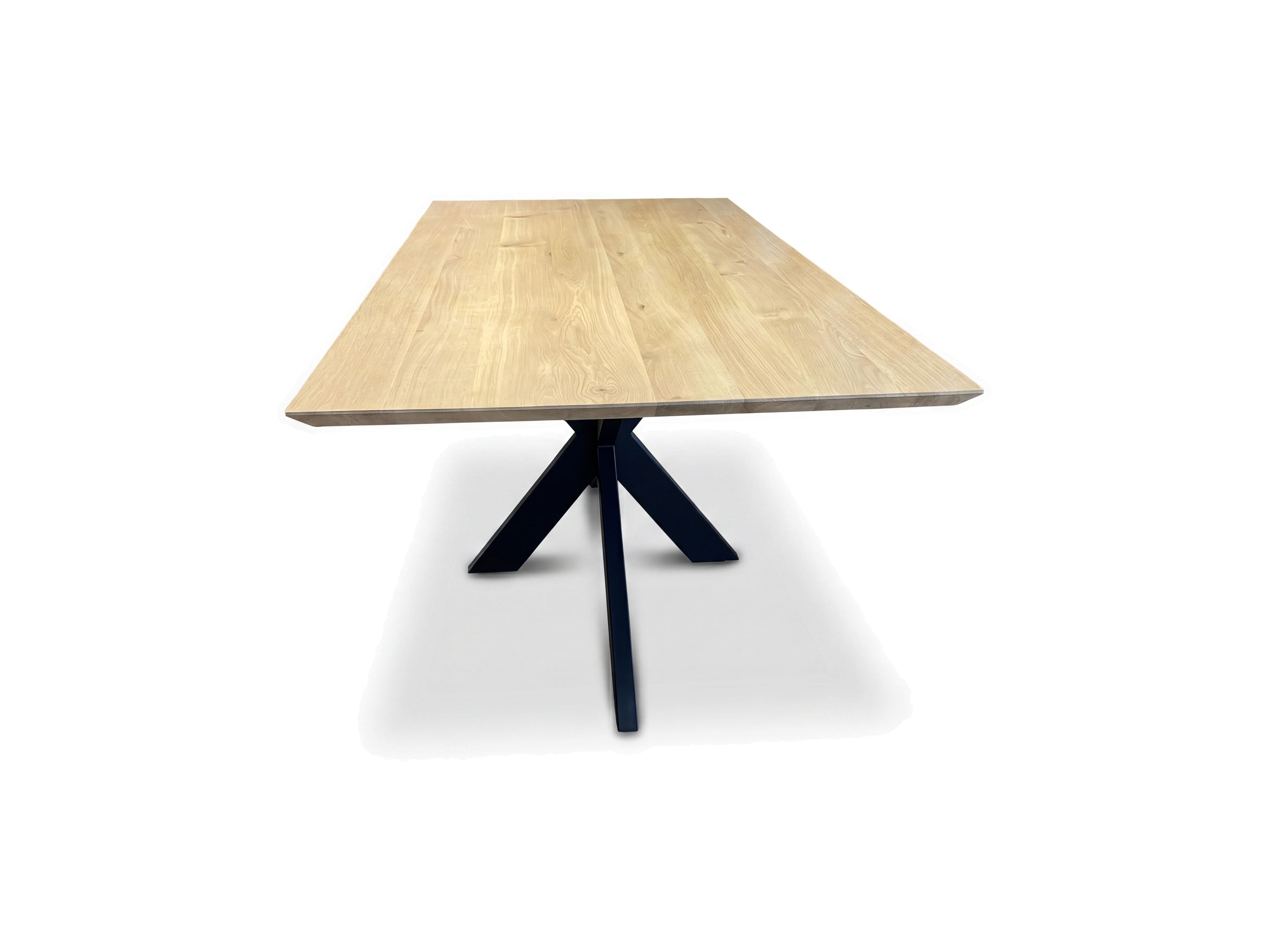 Esstisch Kabs mit rechteckiger Tischplatte aus hellem Holz und schwarzem Kreuzgestell aus Metall
