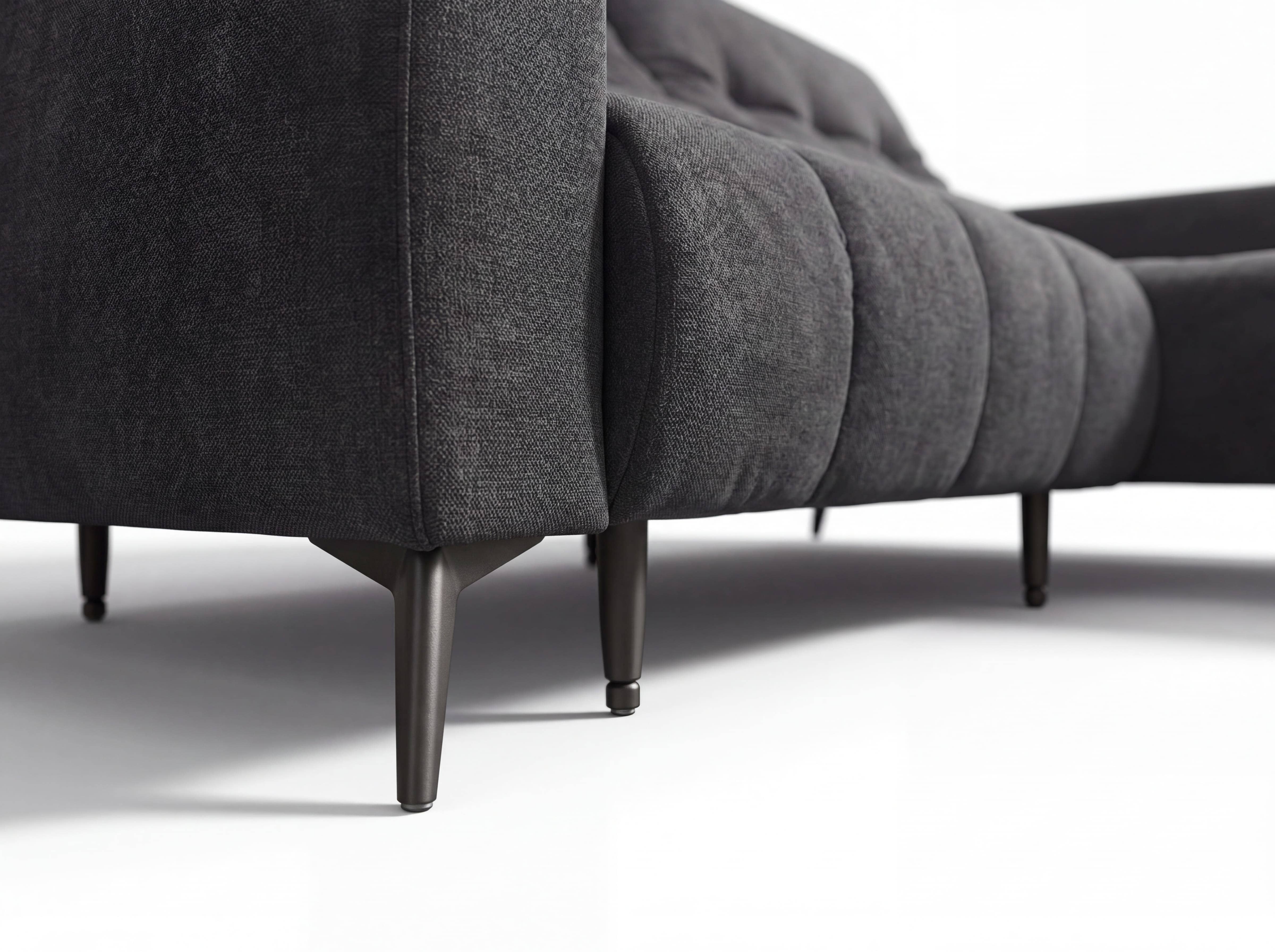 Ecksofa mit dunkelgrauem Stoffbezug, gepolsterter Sitzfläche und schwarzen Metallfüßen
