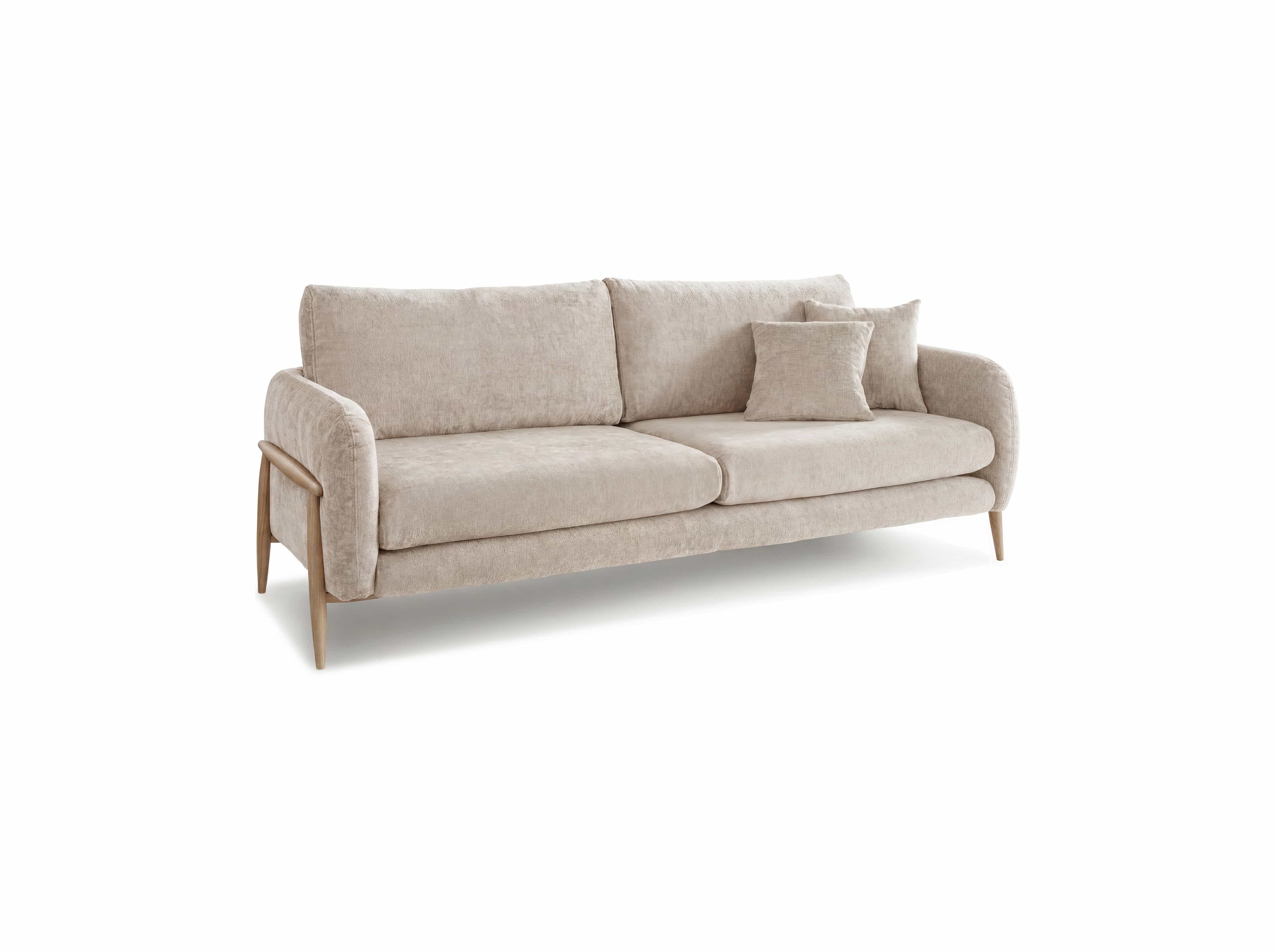 3-Sitzer Sofa mit beigefarbenem Stoffbezug, gepolsterten Kissen und Holzfüßen, zwei Zierkissen