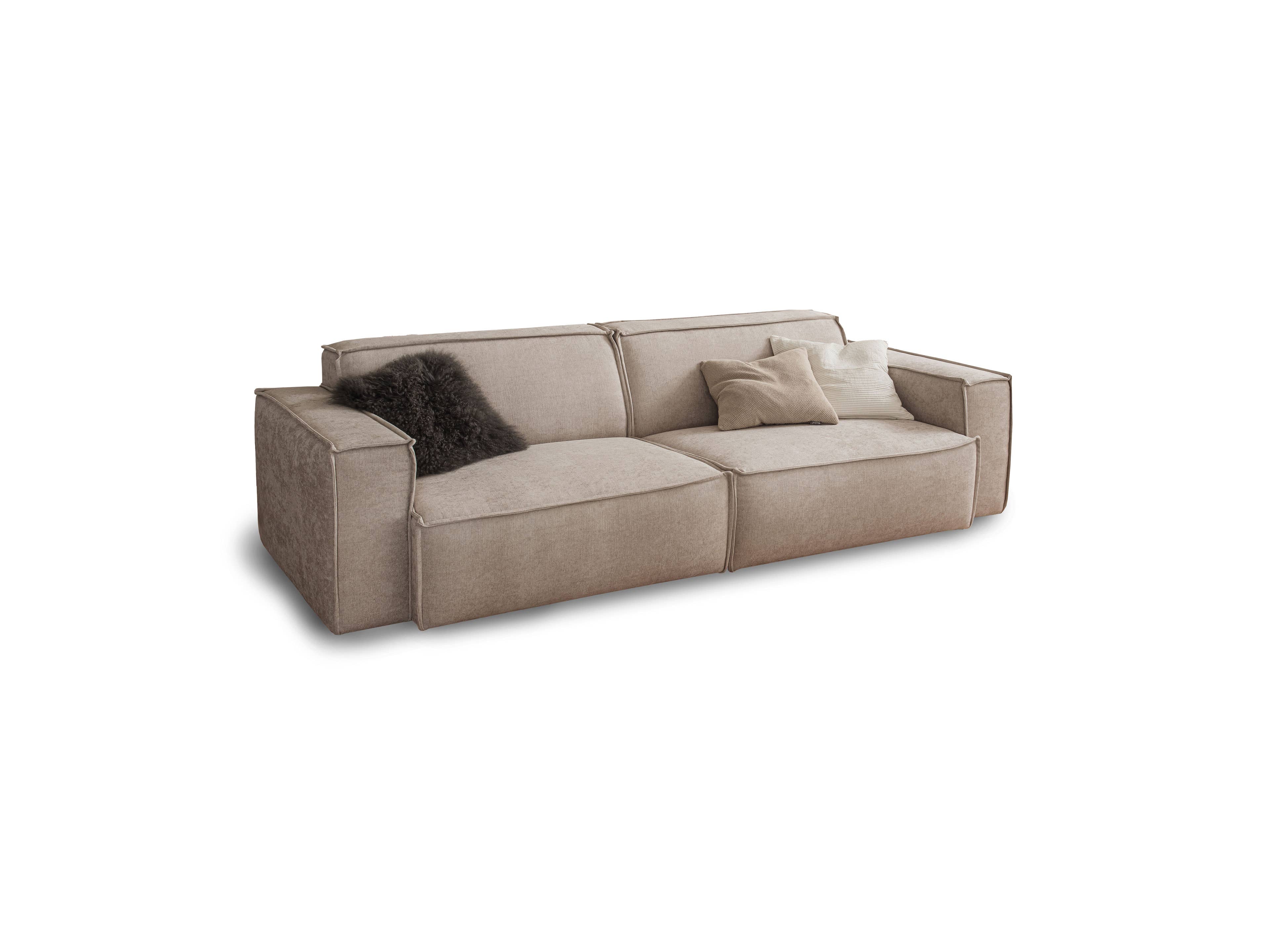 3-Sitzer Sofa Kabs mit beigem Stoffbezug, breiten Armlehnen und drei unterschiedlichfarbigen Kissen