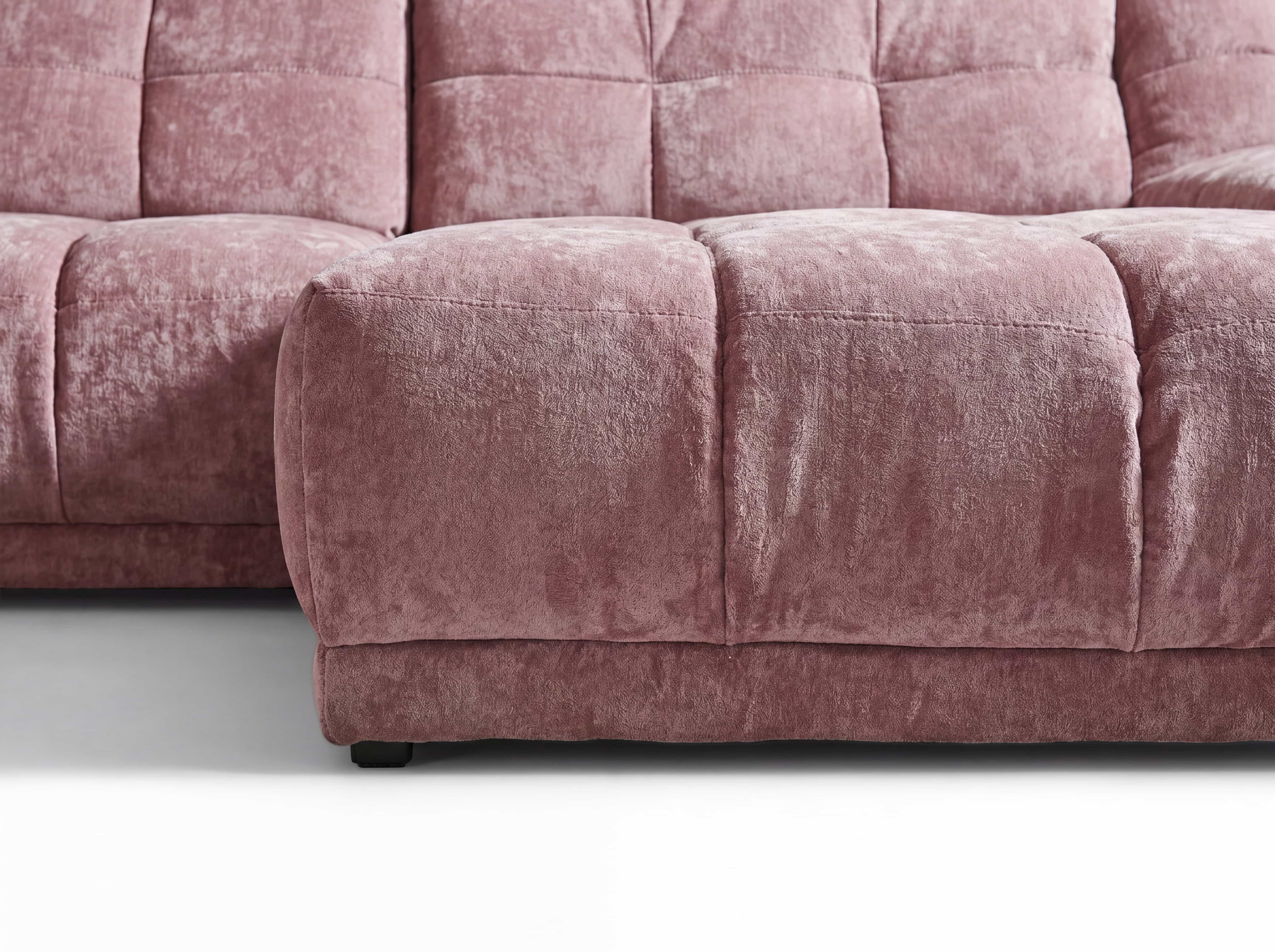 Ecksofa mit rosafarbenem Stoffbezug, gepolsterte Sitzfläche und sichtbarer Steppung