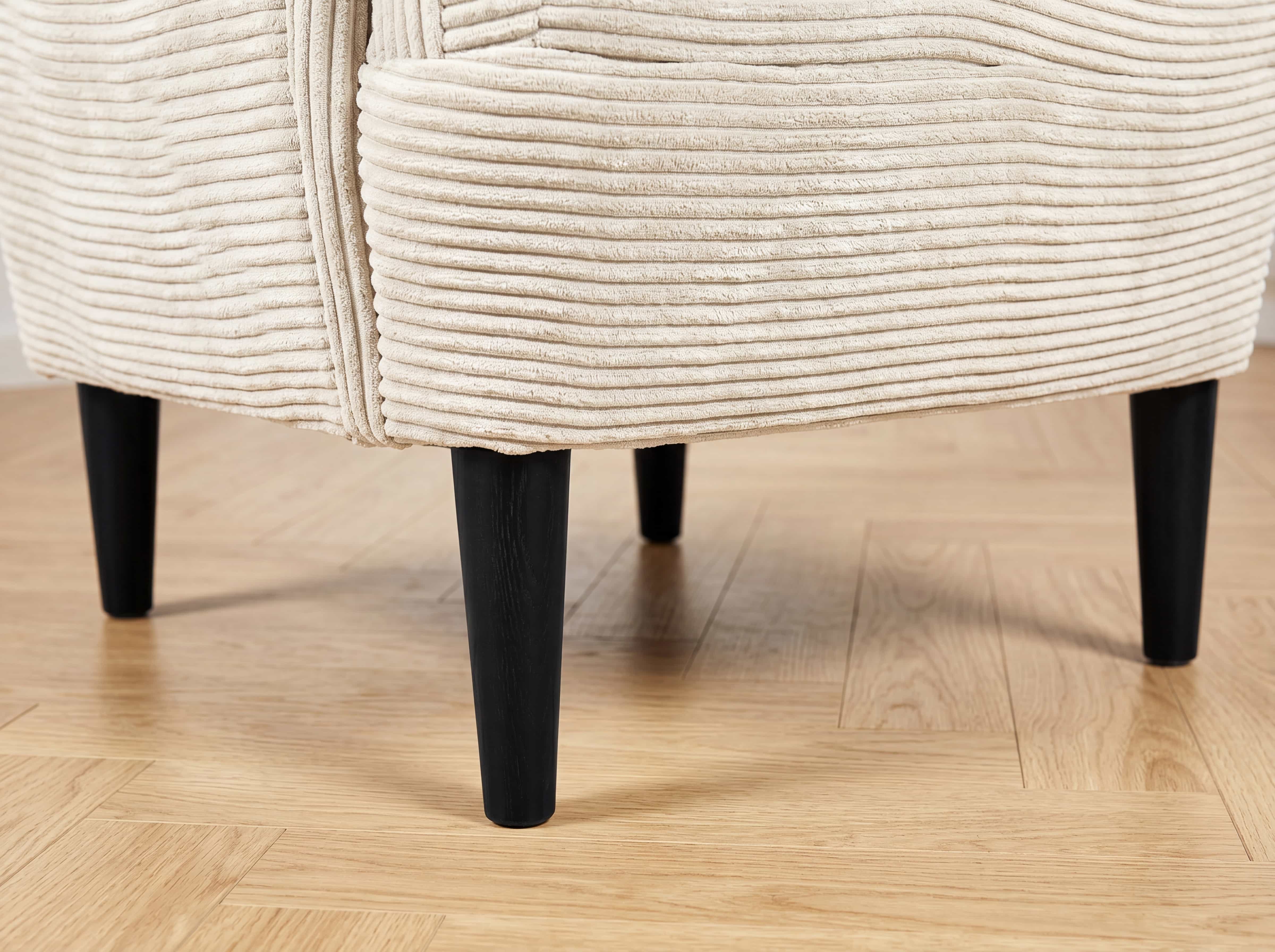 Sofa Cord Beige mit gerilltem Stoffbezug und schwarzen, konisch zulaufenden Holzfüßen