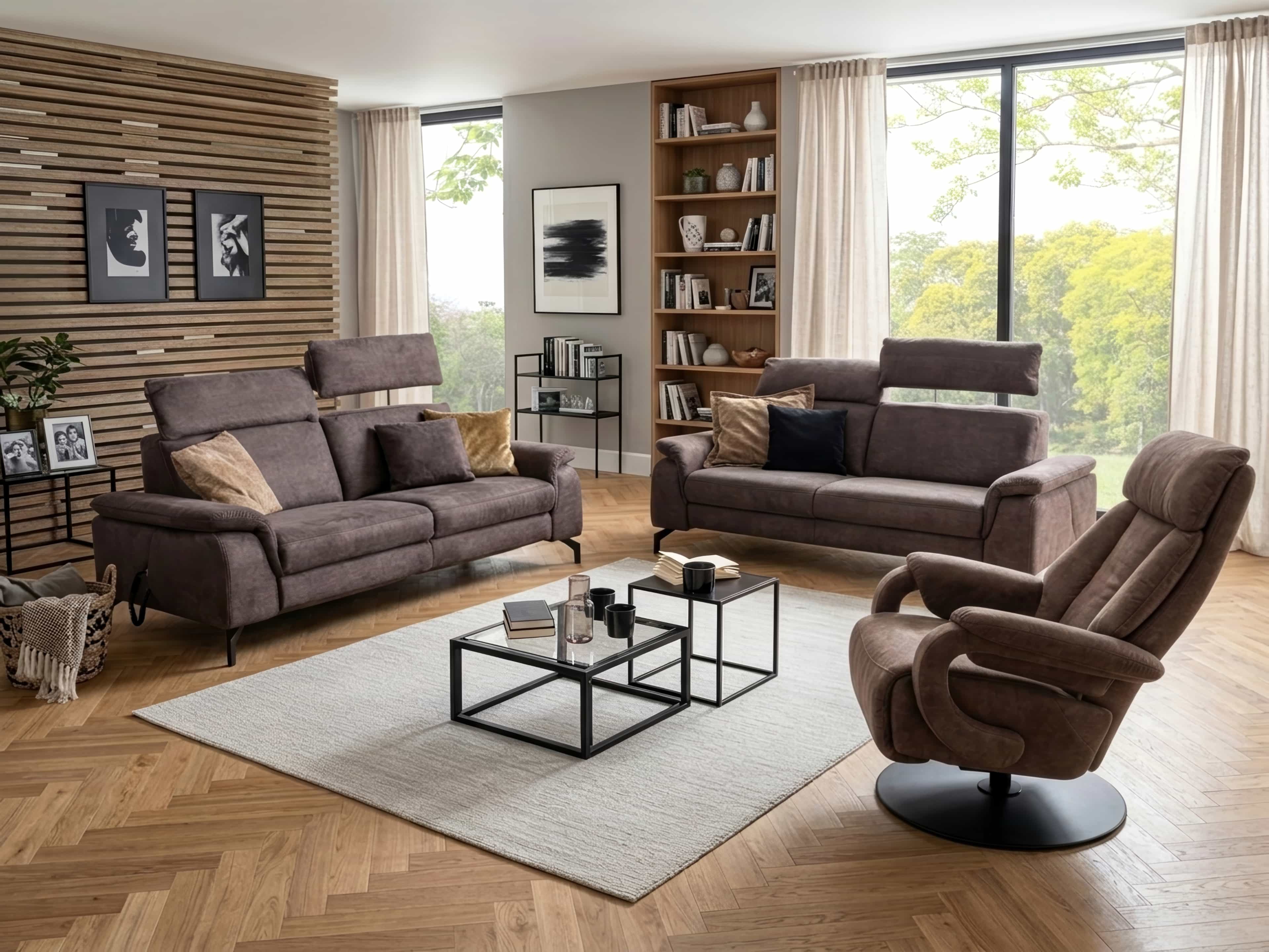 Zweisitzer-Sofa mit braunem Stoffbezug, verstellbarer Kopfstütze und Armlehnen, schwarze Füße
