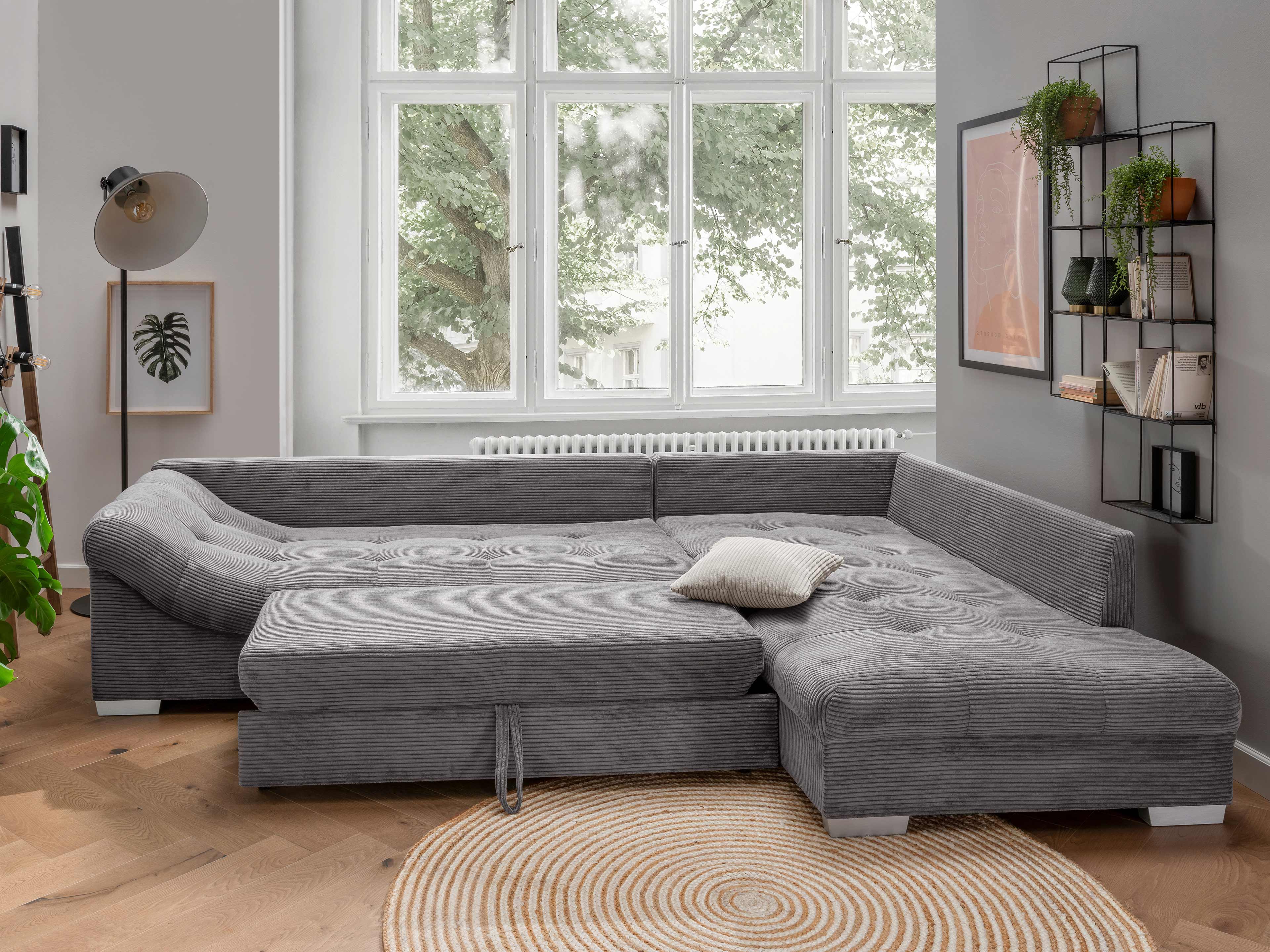 Ecksofa Polly mit grauem Cordbezug, gepolsterter Sitzfläche, Armlehnen und runder Steppung
