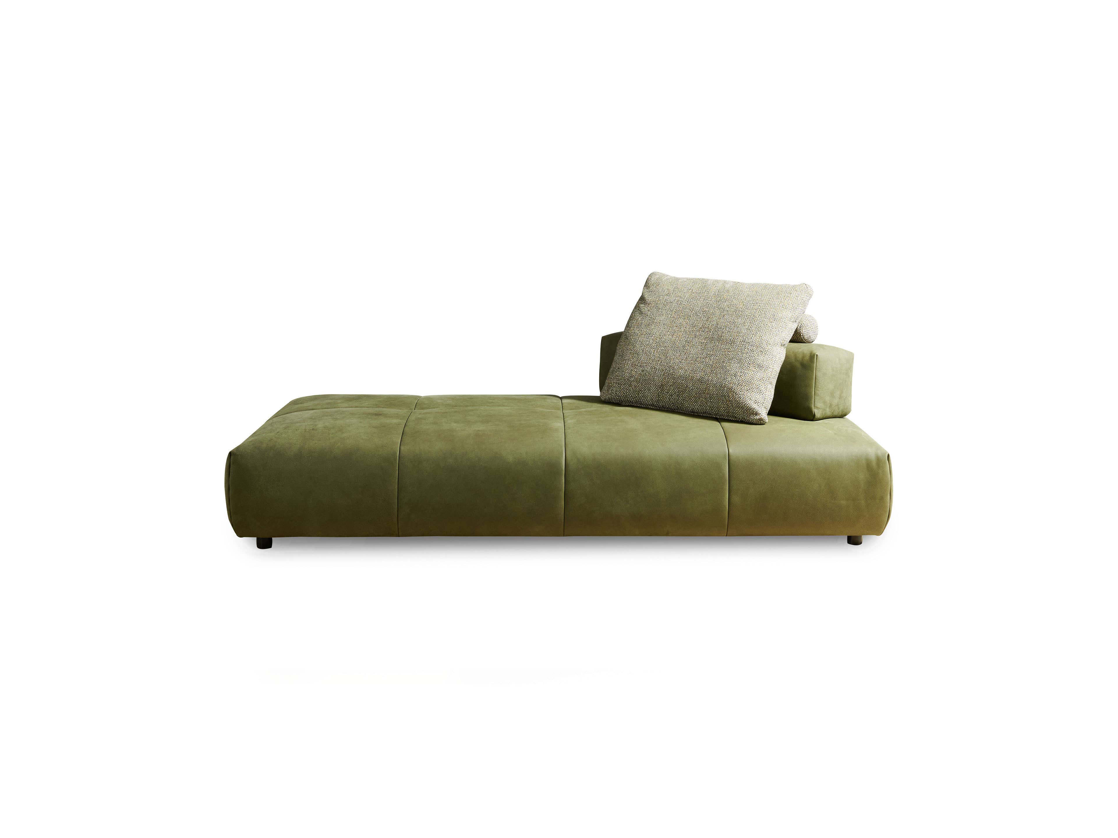 Liege Loveseat in Olivgrün mit gepolstertem Stoffbezug, niedrigem Rückenelement und Kissen