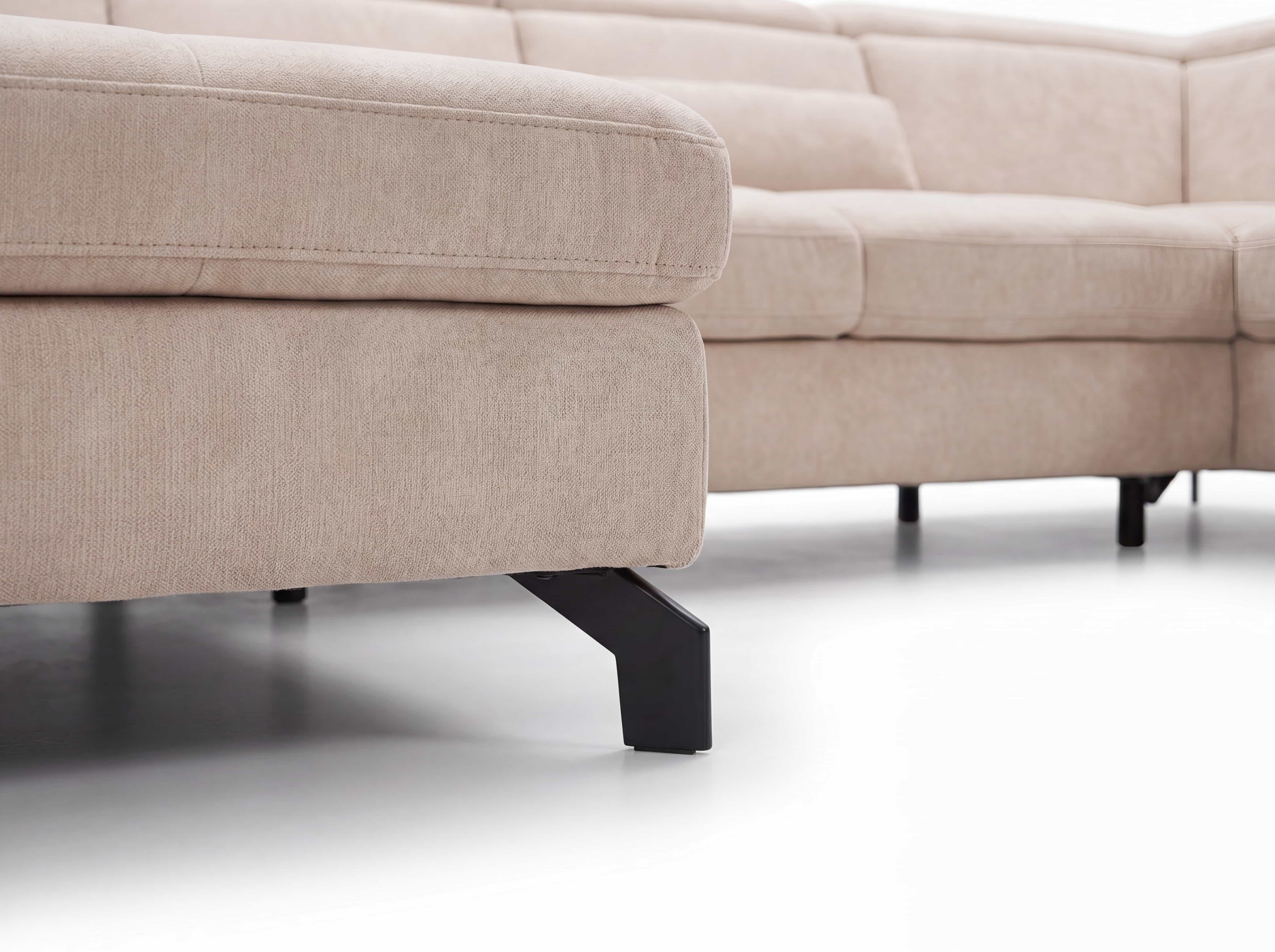 Ecksofa Kabs Polsterwelt mit beigem Stoffbezug, sichtbaren Steppnähten und schwarzen Metallfüßen