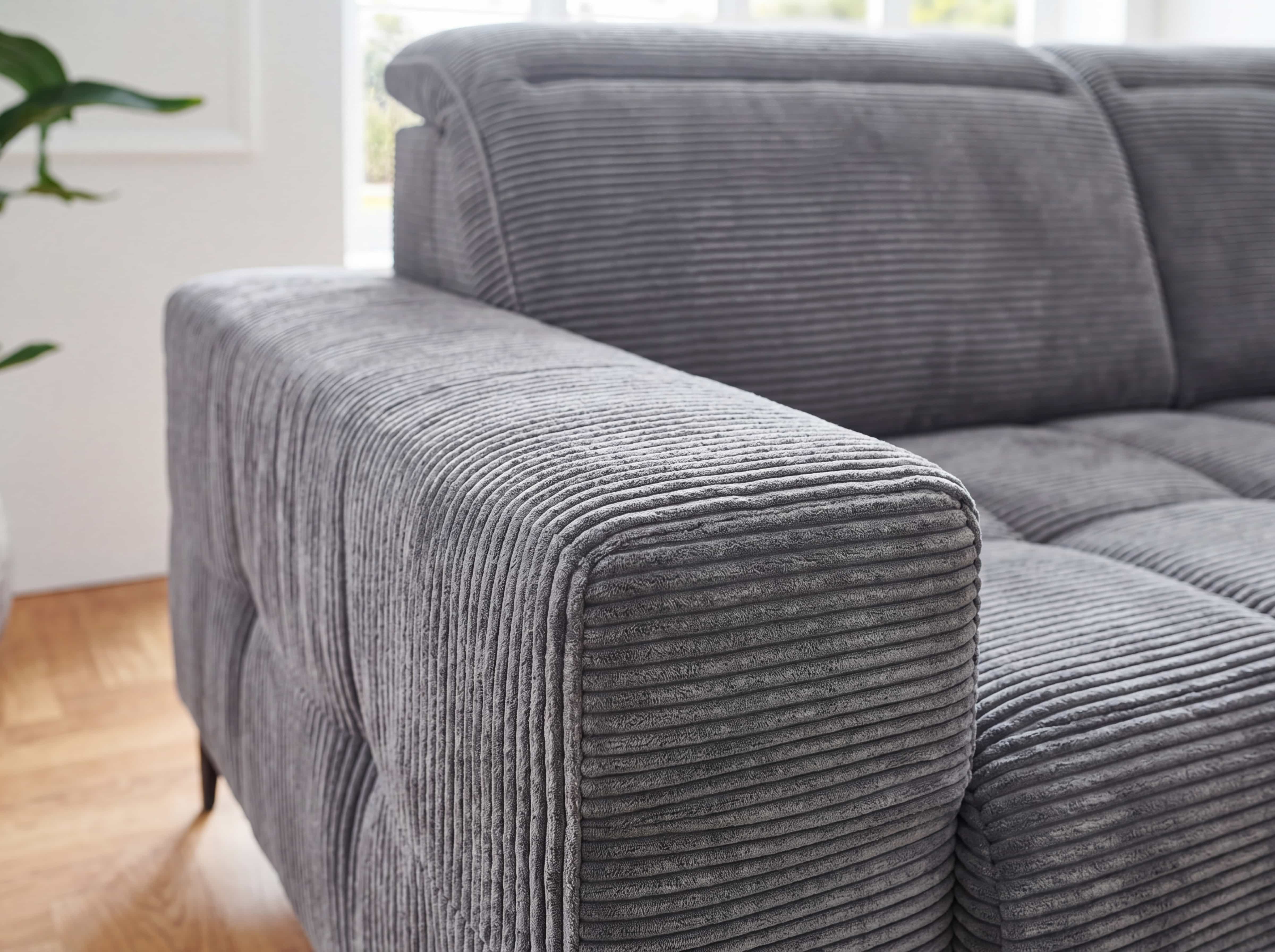 Ecksofa Irun – grauer Cordbezug mit breiter Armlehne und markanter Rippenstruktur