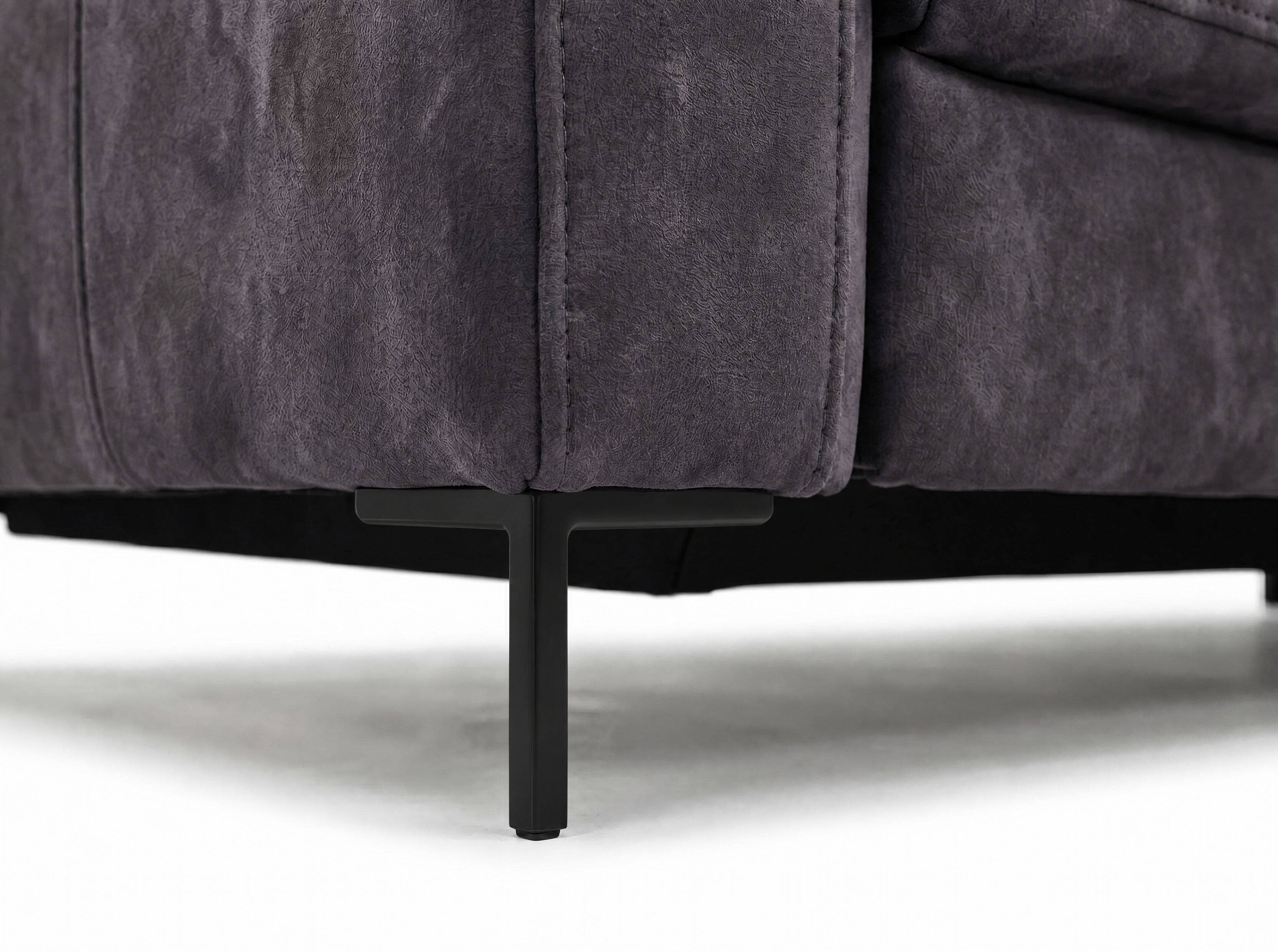 Ecksofa Noxx mit dunkelgrauem Stoffbezug und schwarzem, winkelförmigem Metallfuß in Nahaufnahme