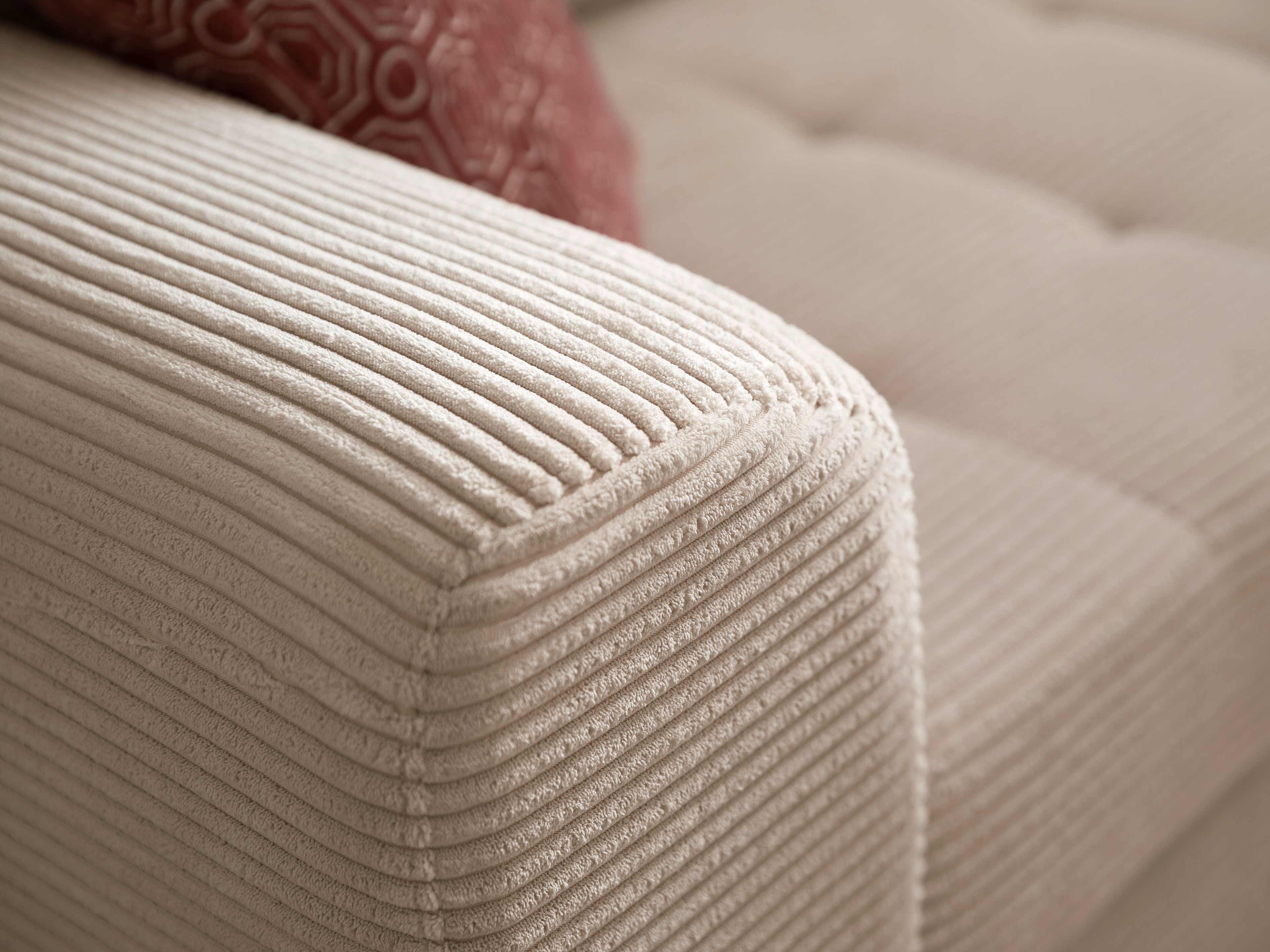 Ecksofa mit breiter Armlehne, beige Cordstoff-Bezug mit markanter Rippenstruktur, gepolstert