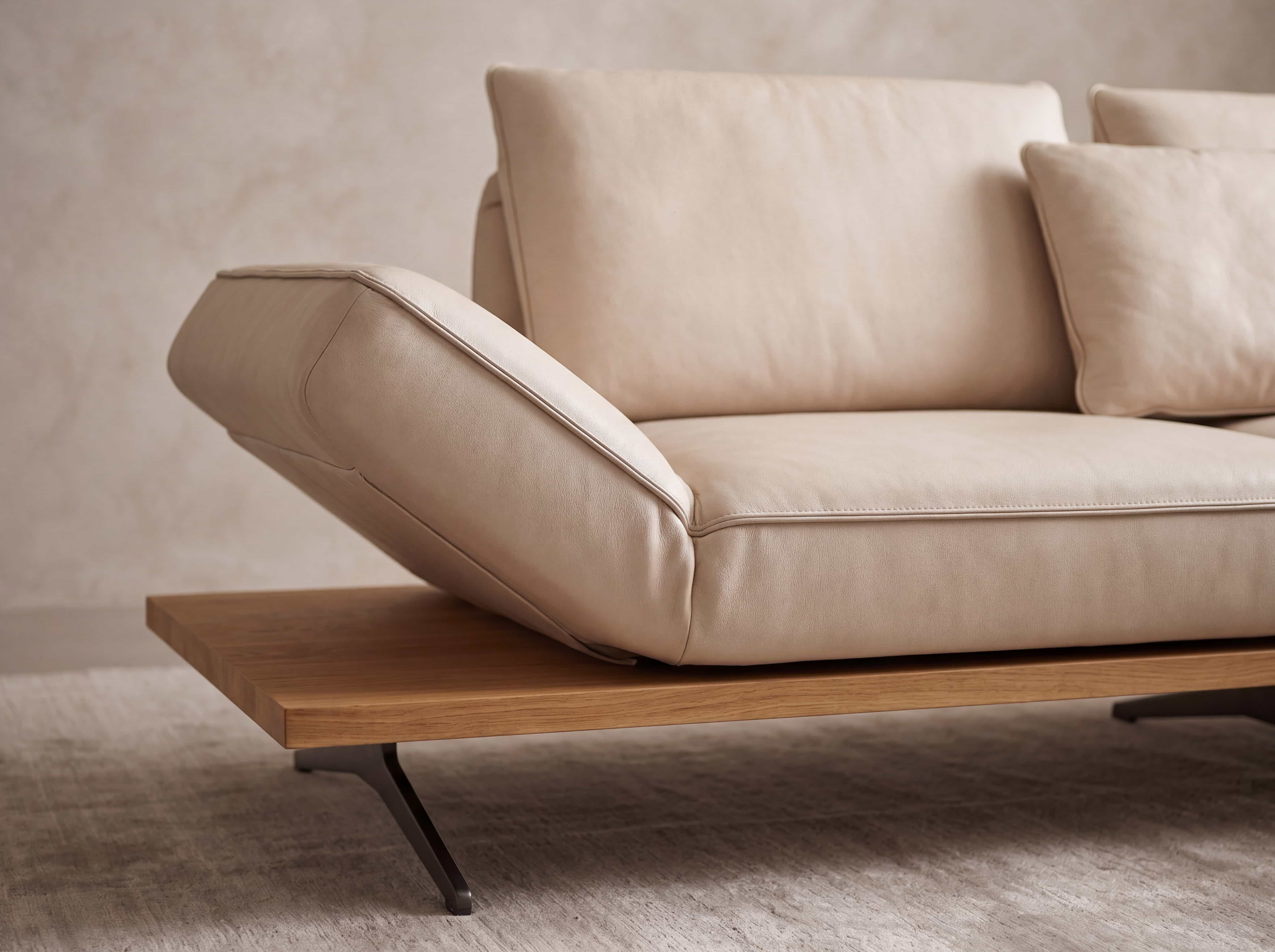 Sofa mit beigem Lederbezug, gepolsterte Rückenlehne, verstellbare Armlehne, Holzsockel, Metallfüße