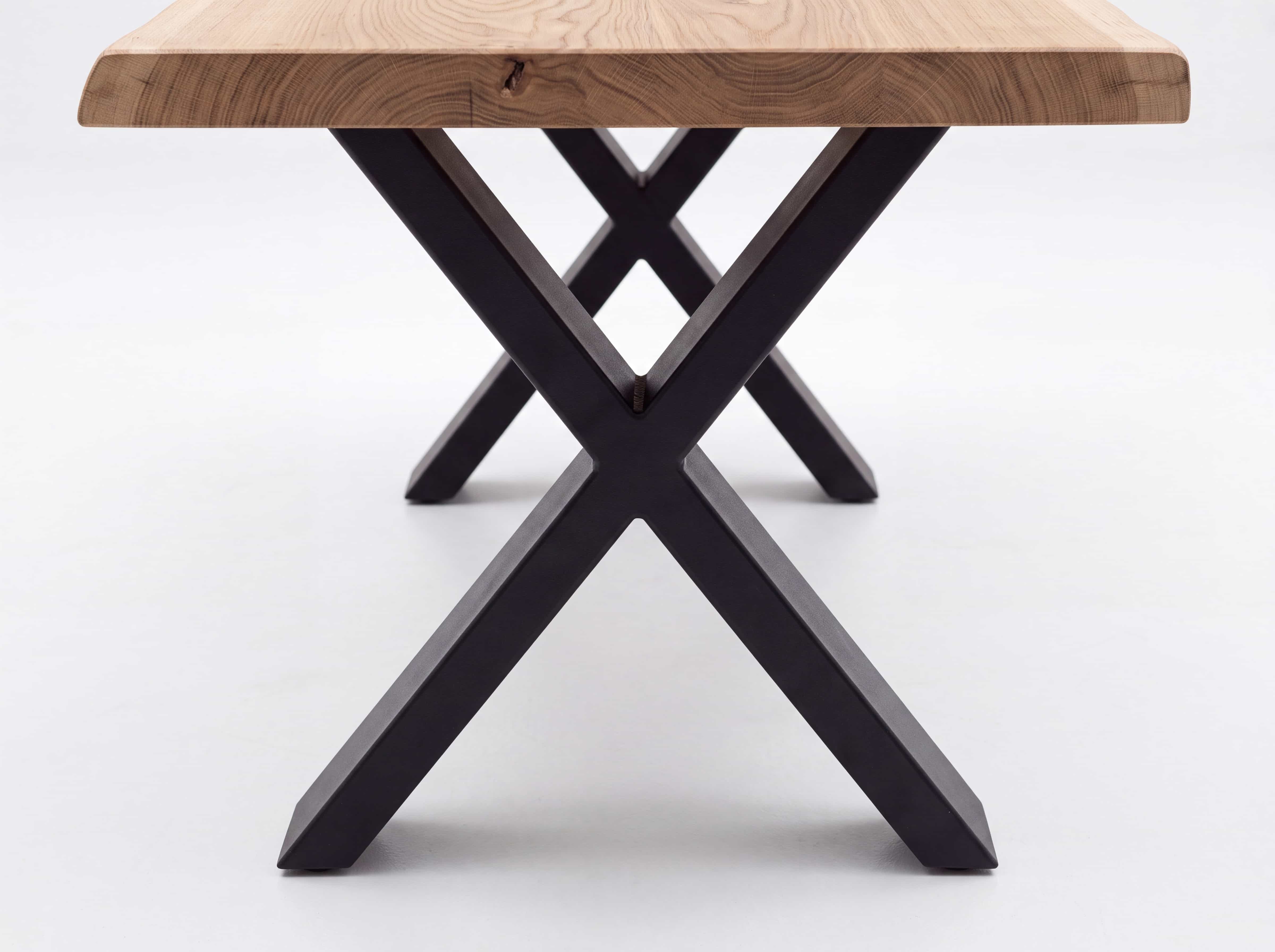 Esstisch mit rechteckiger Holzplatte und schwarzen Metallbeinen in X-Form, Frontansicht