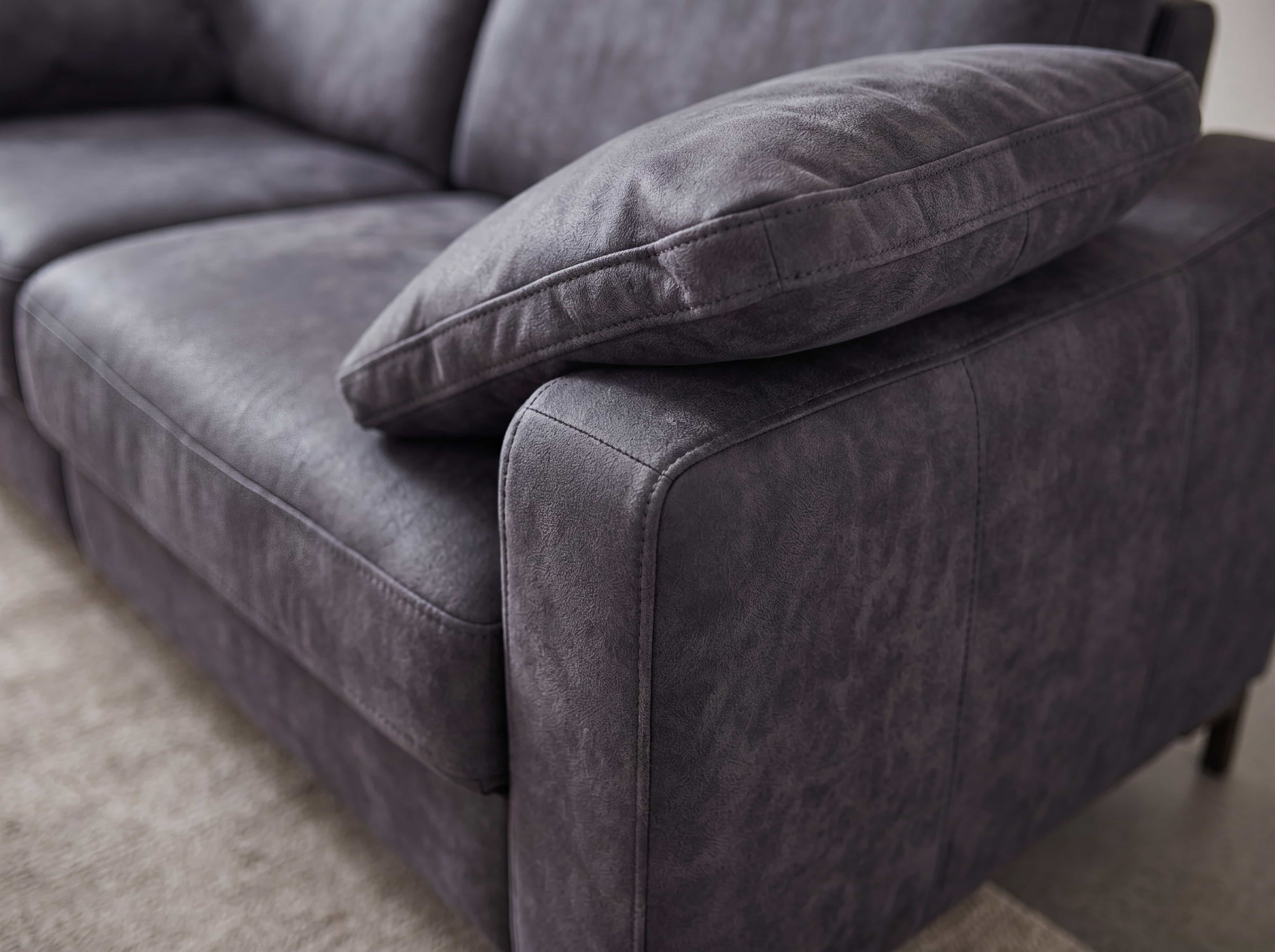 Ecksofa Kabs Polsterwelt mit dunkelgrauem Stoffbezug, gepolsterter Armlehne und lockerem Kissen