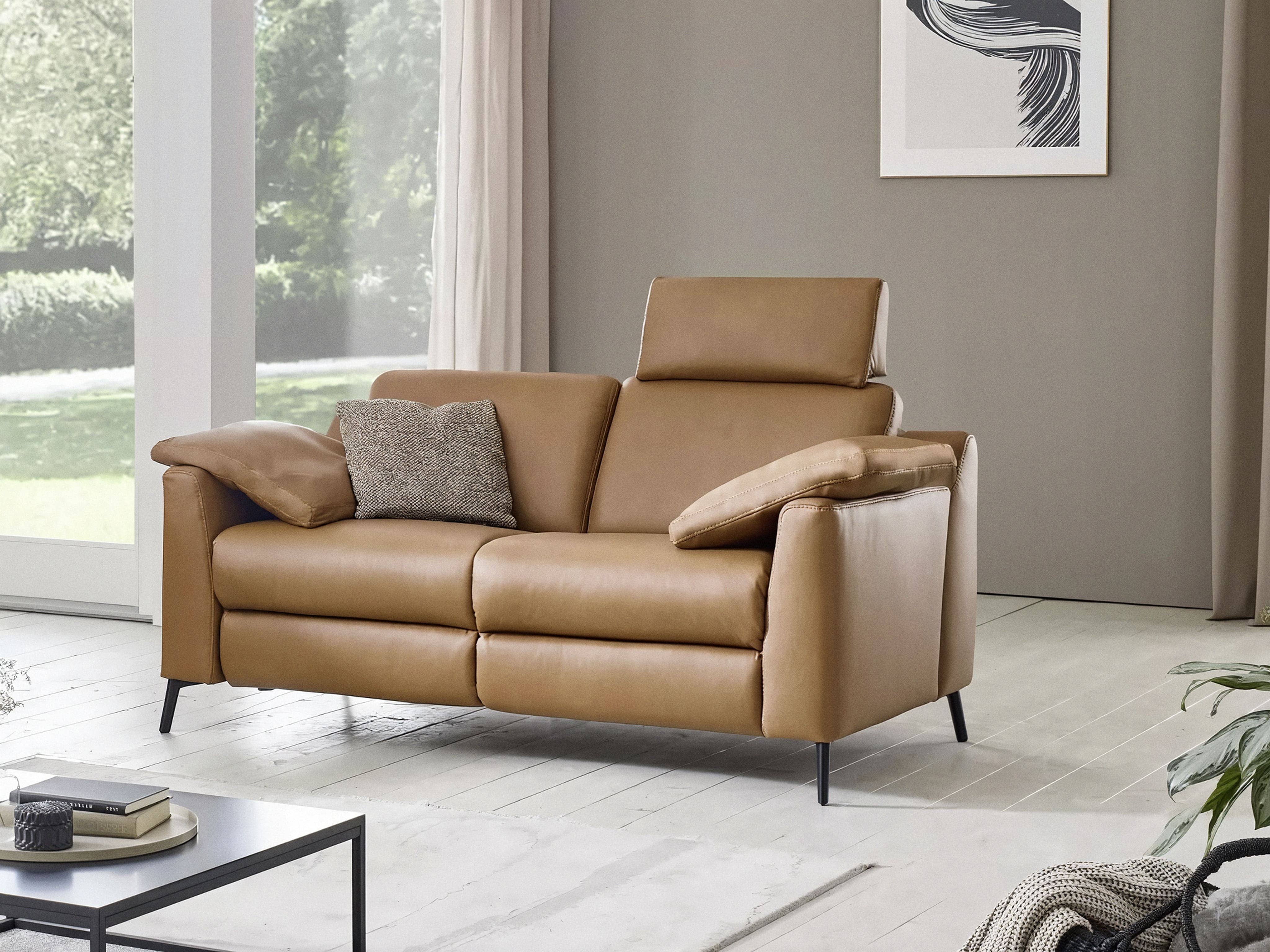2-Sitzer Sofa Modell Kabs mit cognacfarbenem Lederbezug, verstellbaren Armlehnen und Metallfüßen