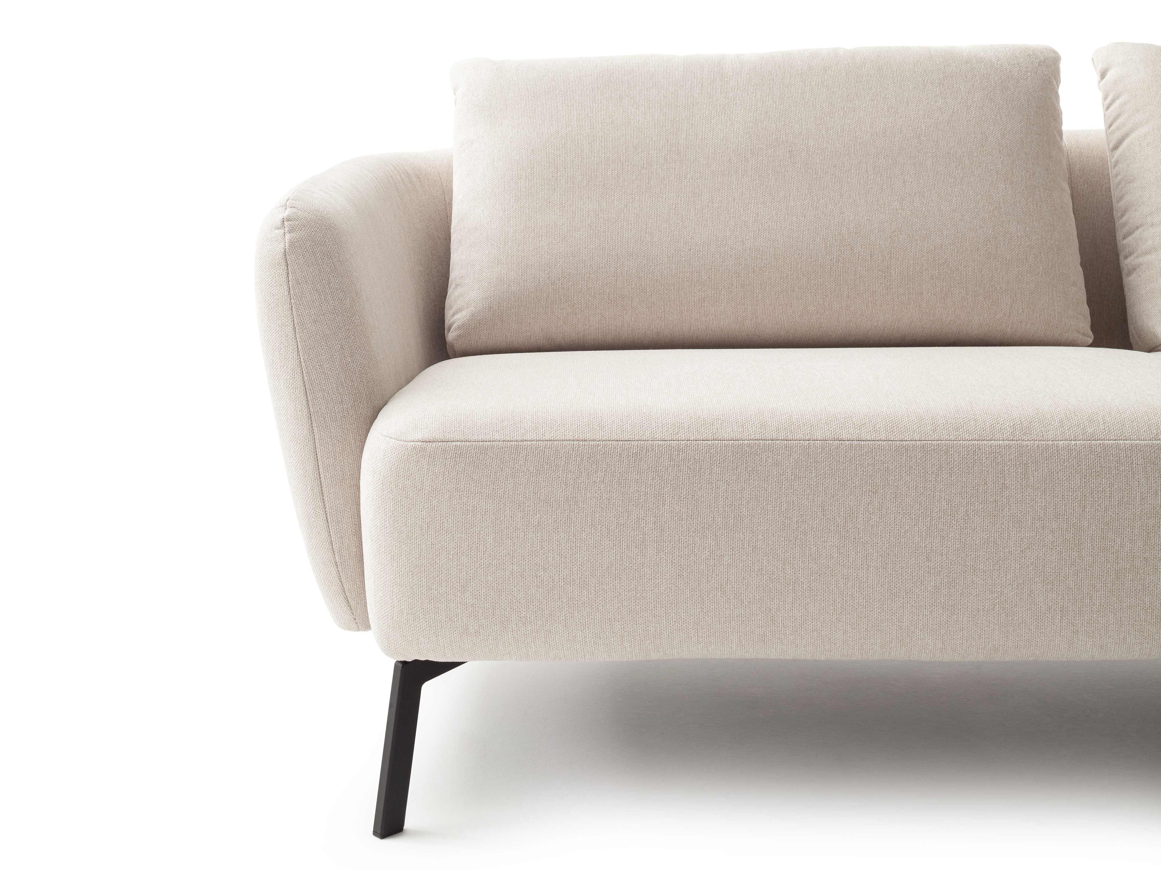 2-Sitzer Sofa Kabs Polsterwelt mit beigefarbenem Stoffbezug, gepolsterter Rückenlehne und schwarzen Füßen