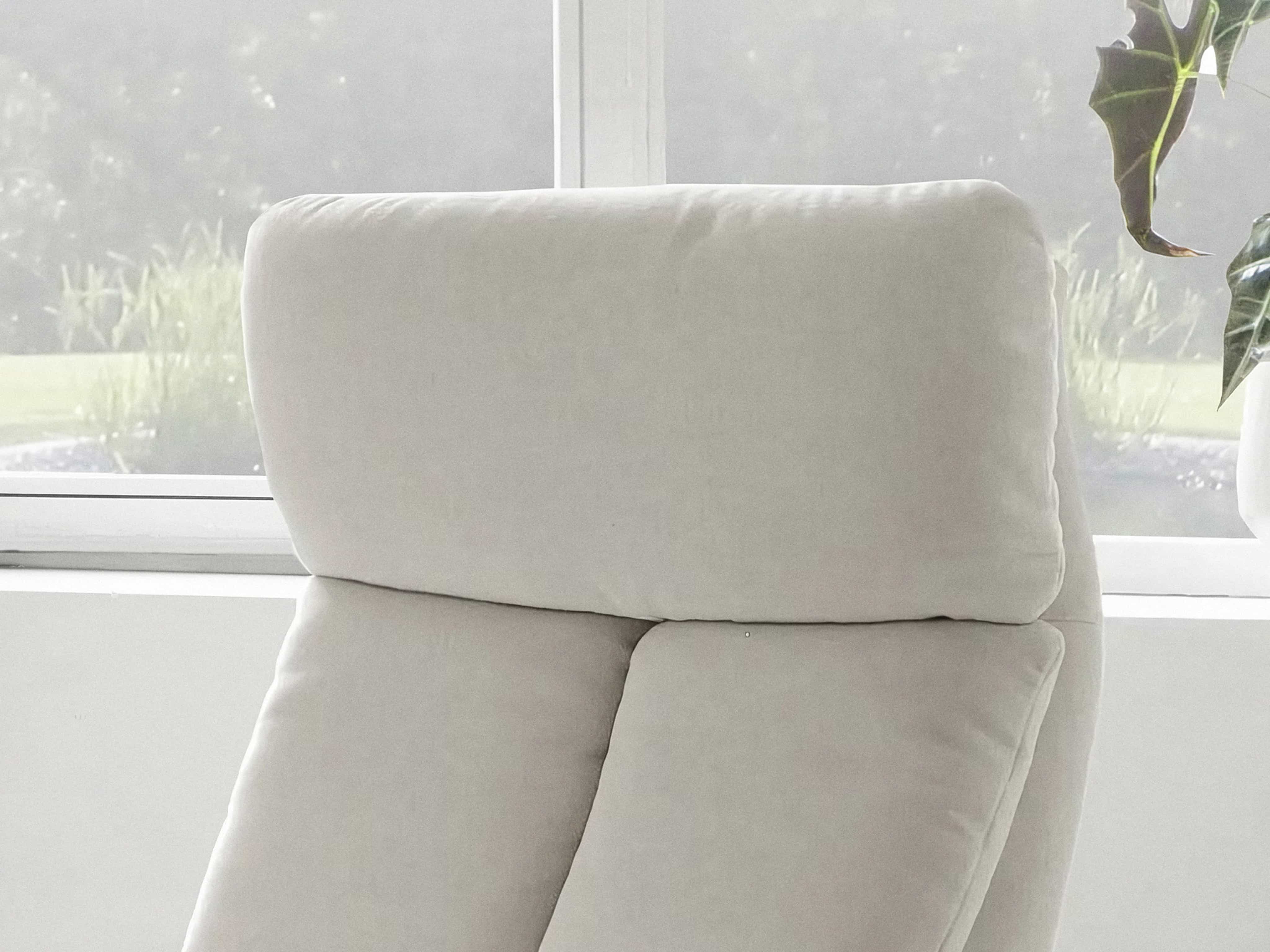 Polstersessel mit hoher, gepolsterter Rückenlehne aus beigem Stoffbezug in geradlinigem Design
